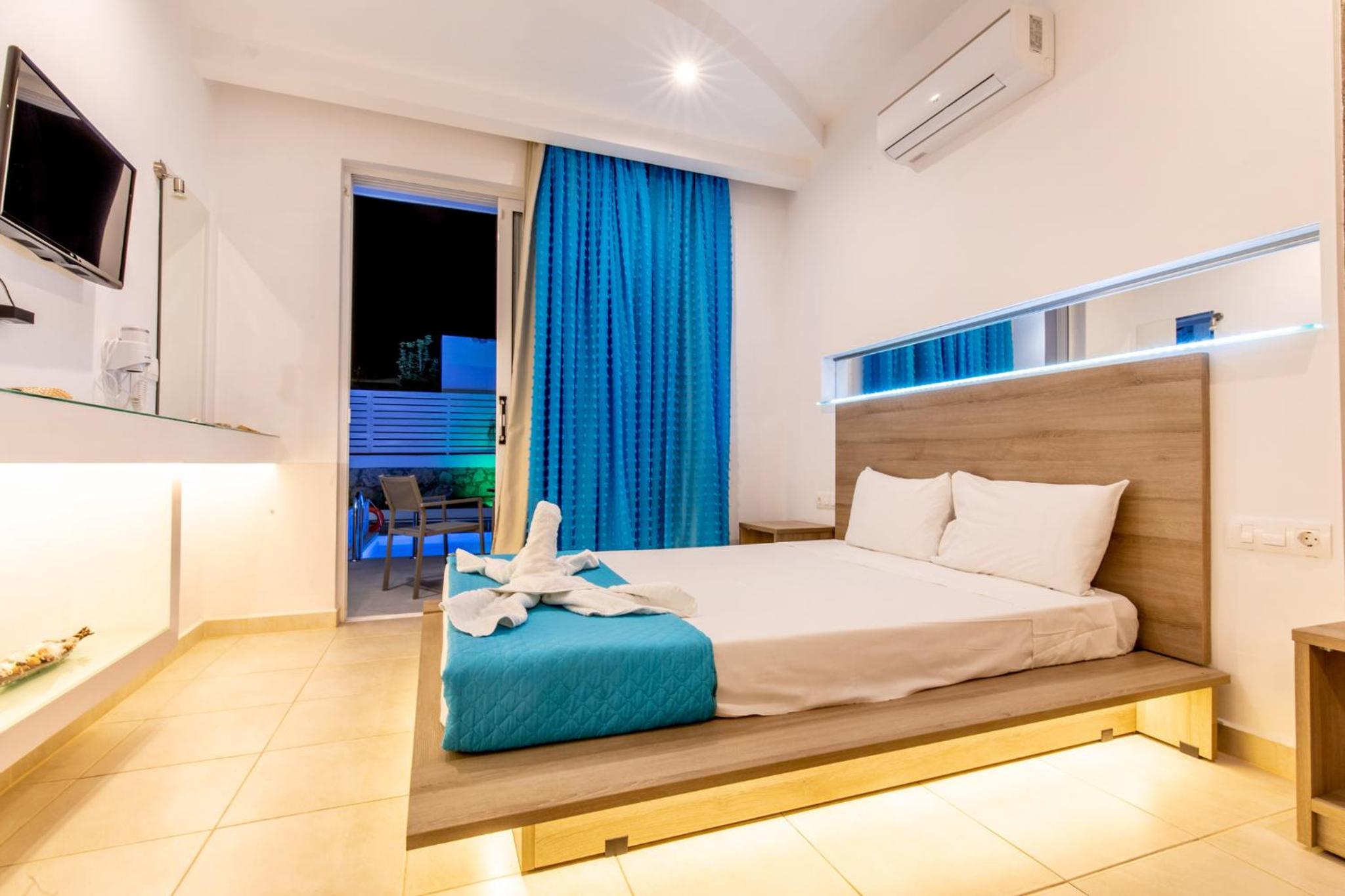 Suite with Private Pool - Photo 12