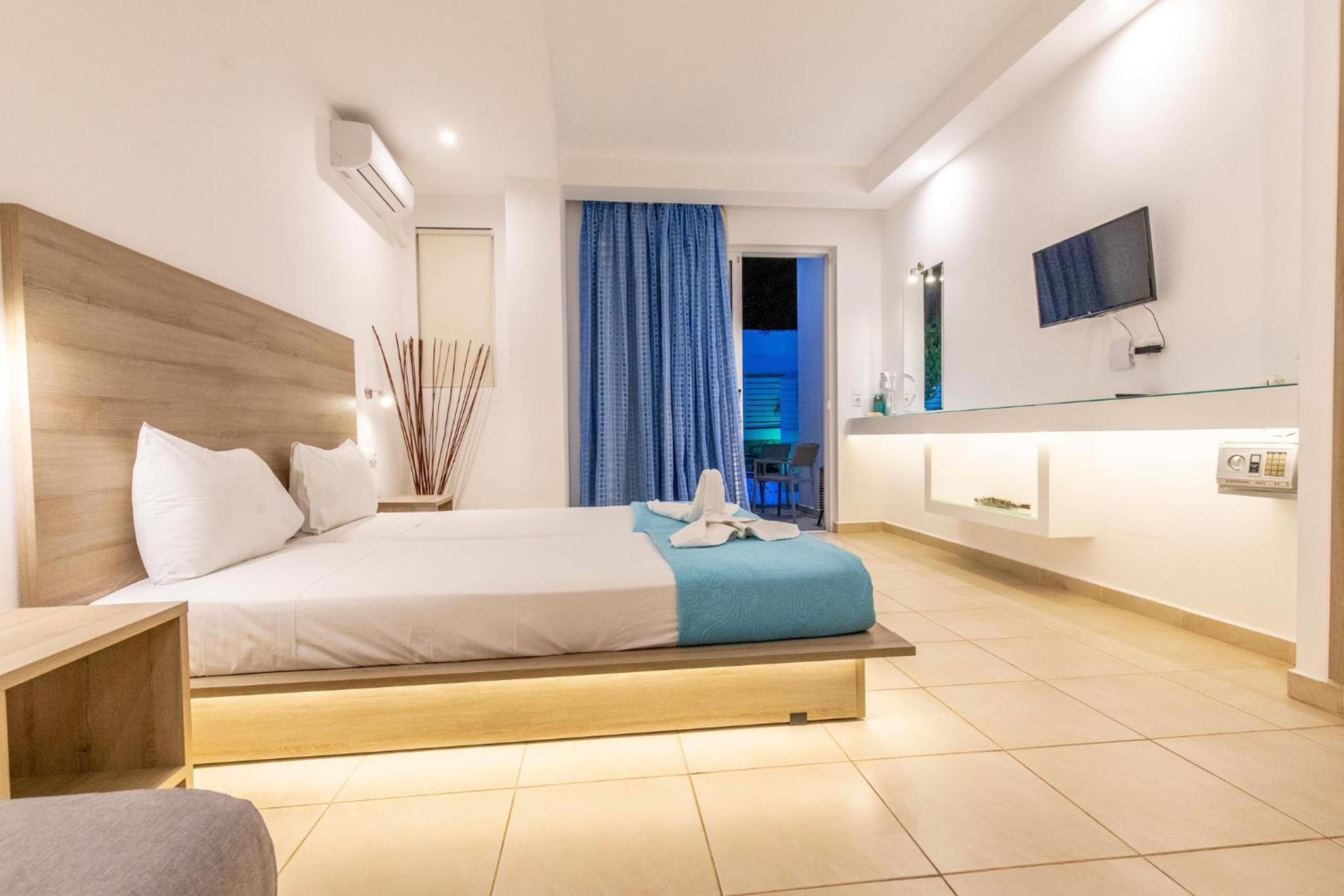 Suite with Private Pool - Photo 11