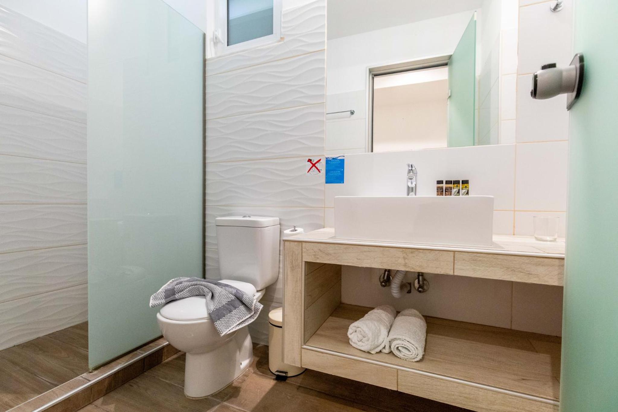 Suite with Private Pool - Photo 14