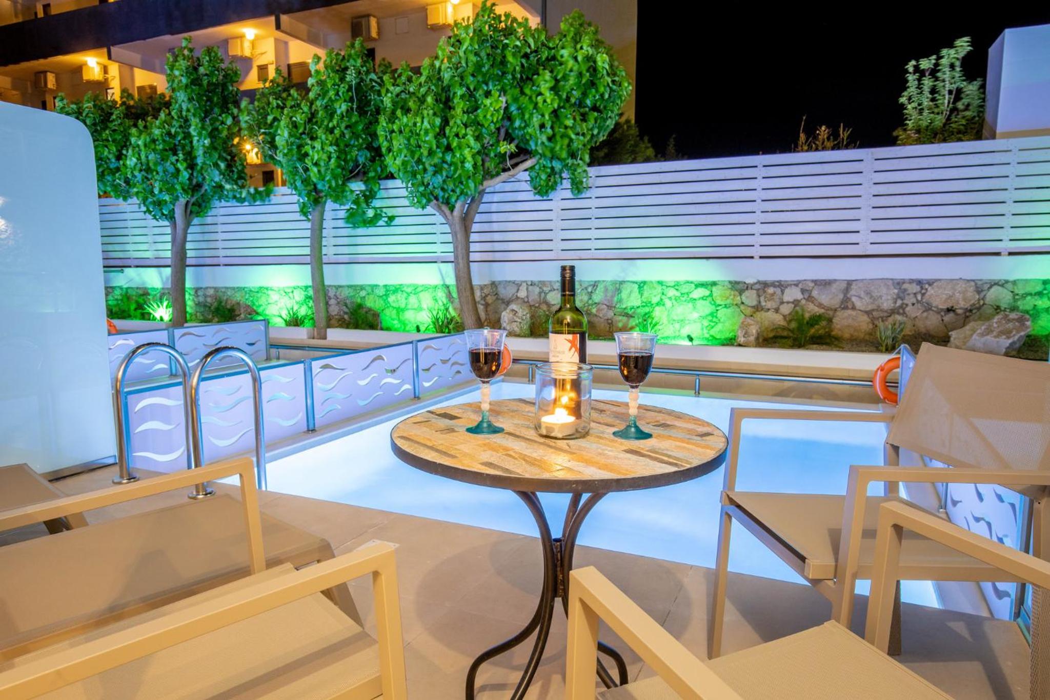 Suite with Private Pool - Photo 15