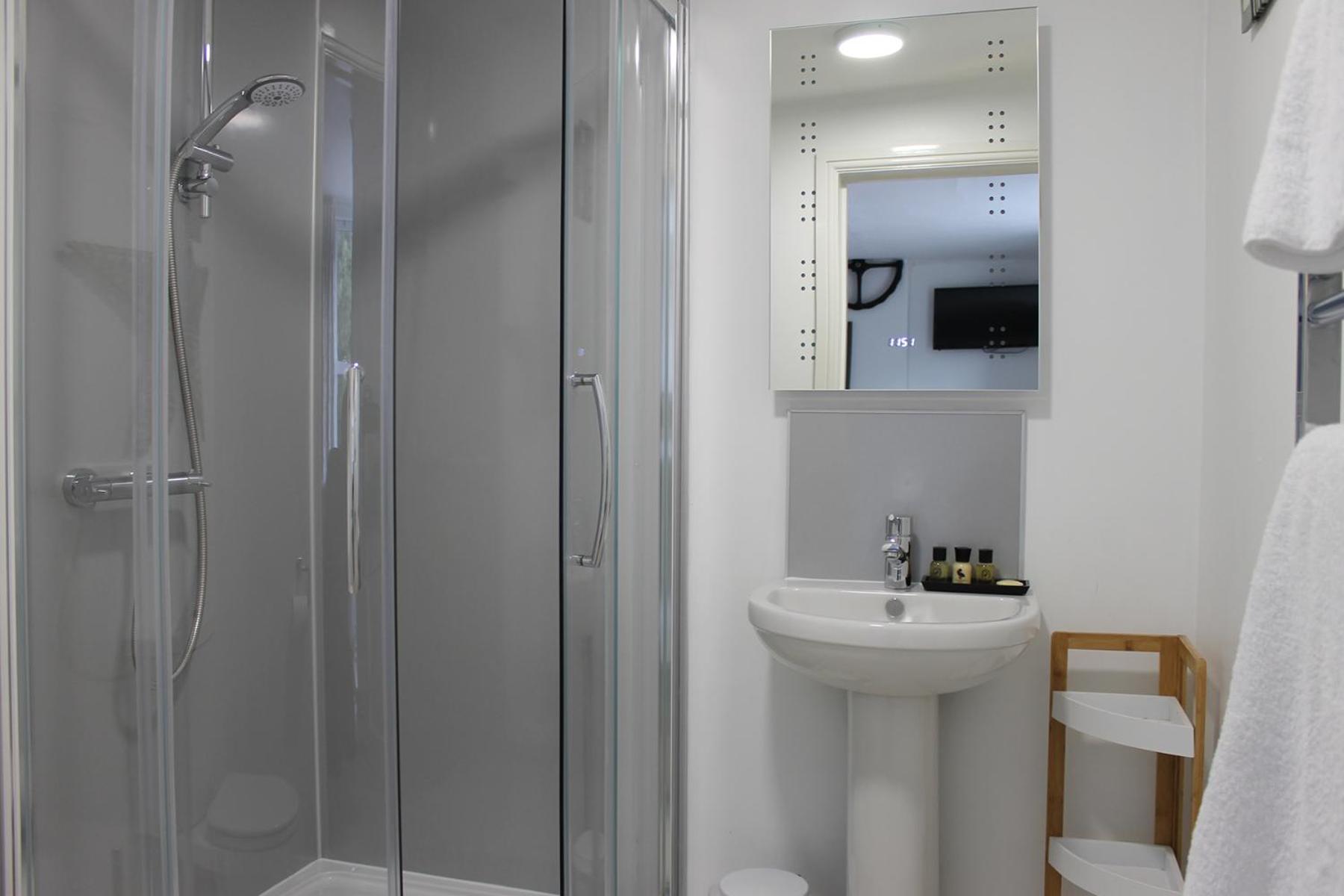 Double Room with Private Bathroom - Photo 4