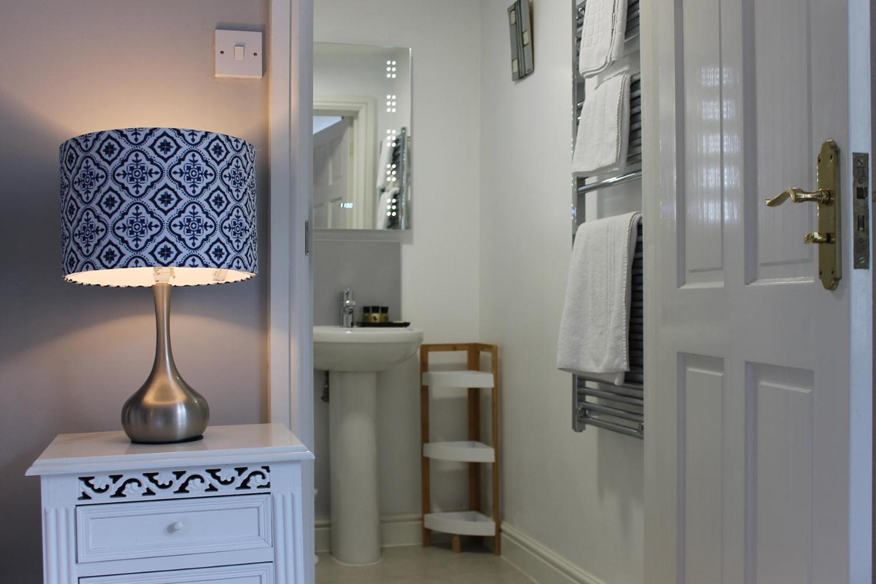 Deluxe King Room - Photo 5