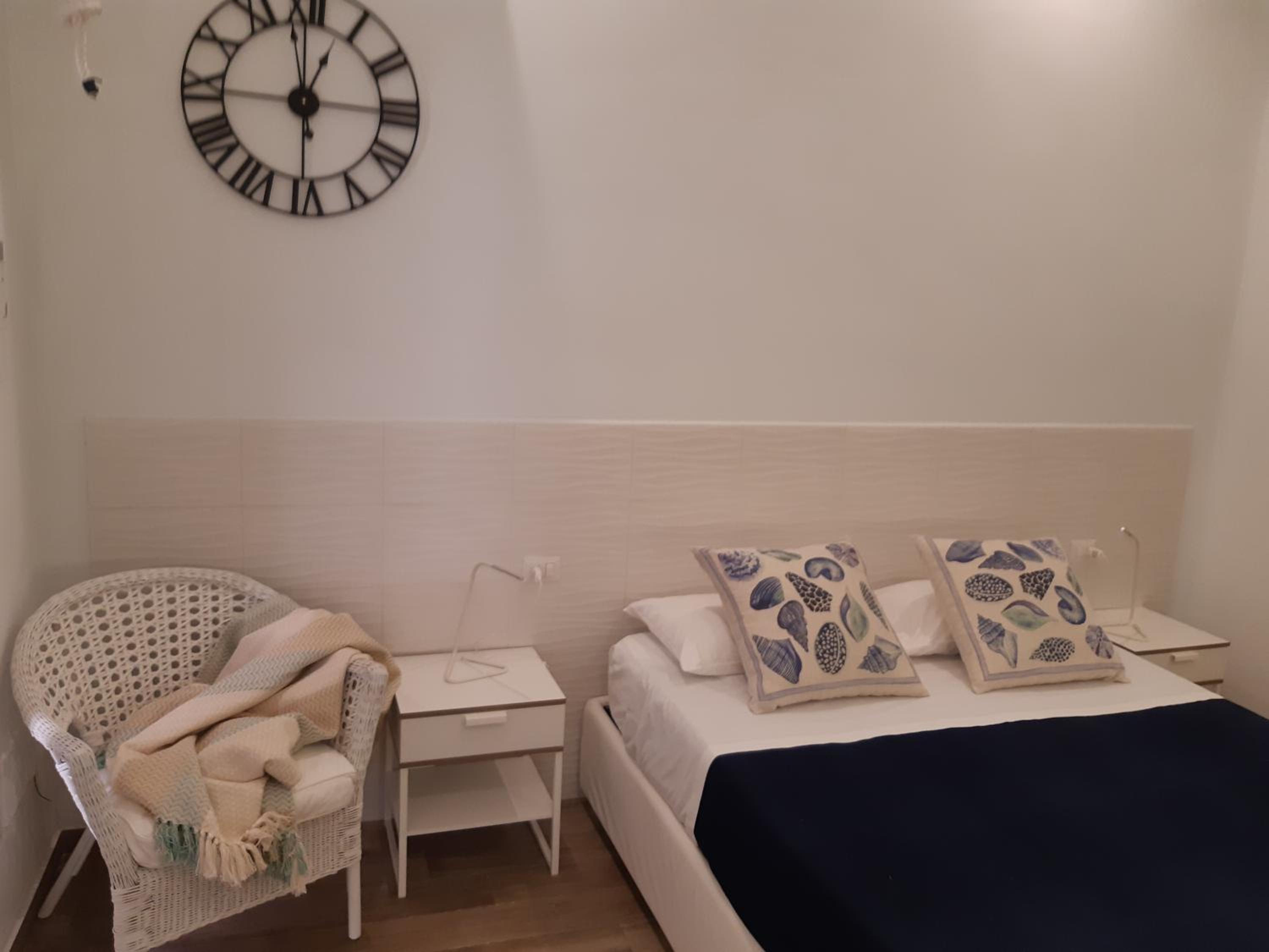 Deluxe Double Room with Sofa Bed - Photo 4