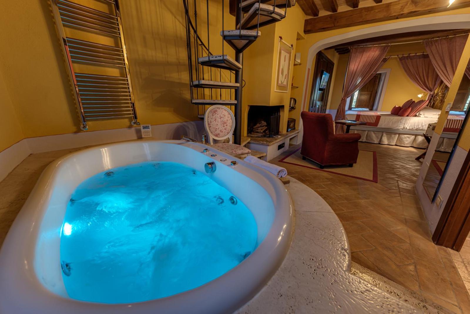 King Suite with Spa Bath - Photo 5