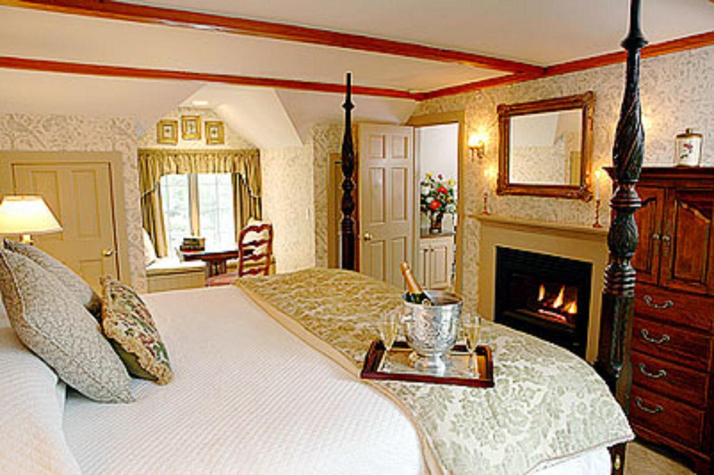 One Bedroom King Suite with Fireplace - Stable (Lydia Harding)