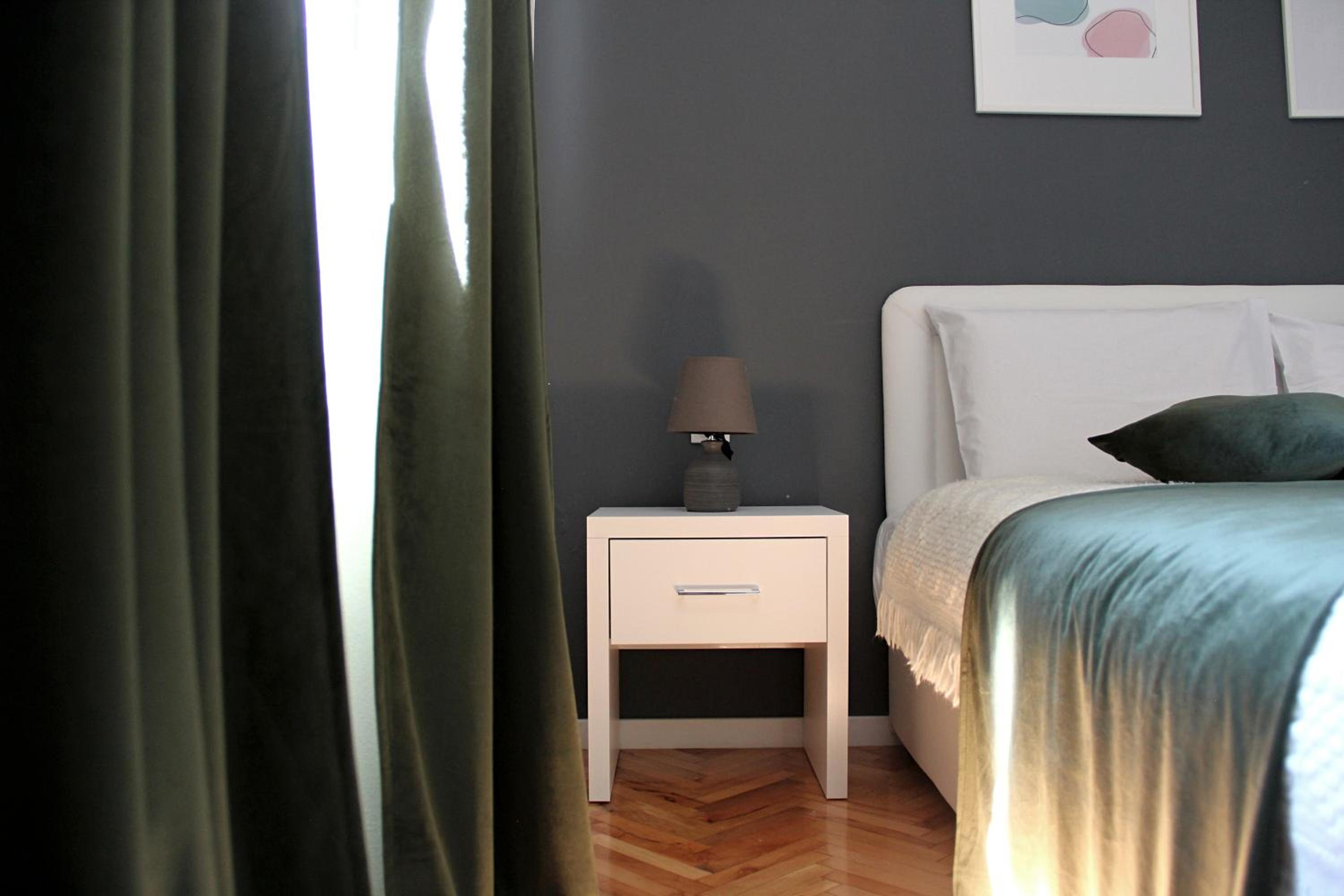 One-Bedroom Apartment - Photo 2