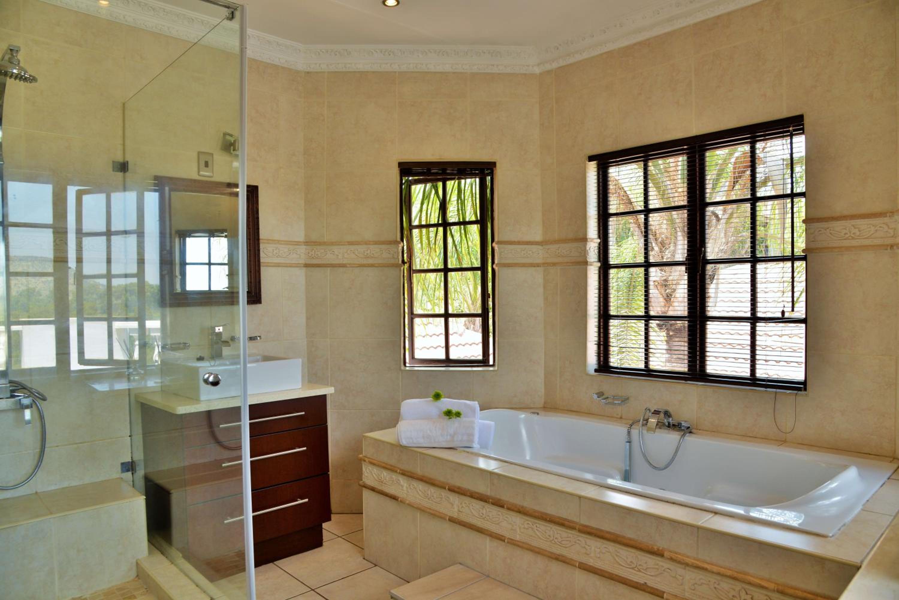 Double Room with Lake View - Photo 5