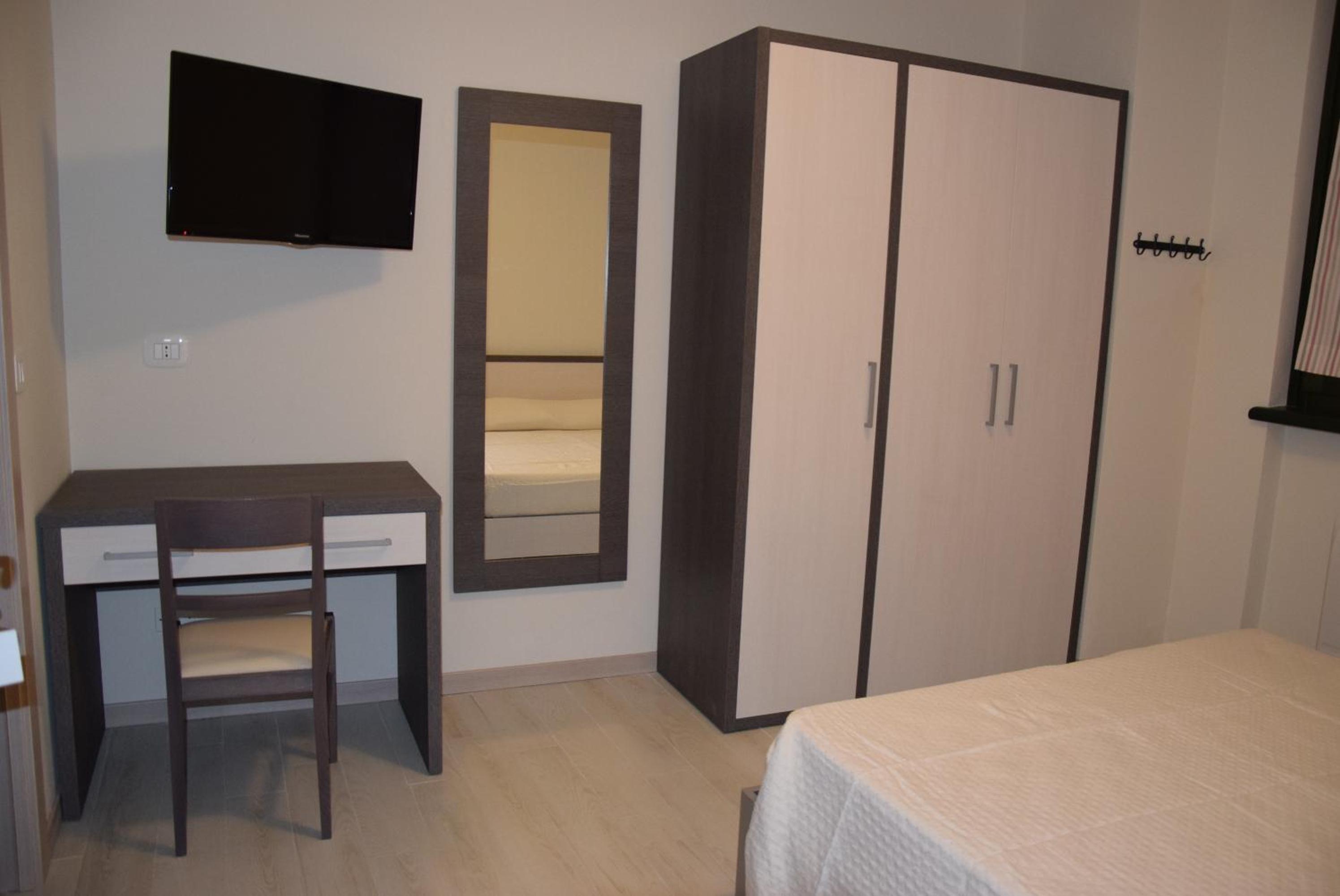 Double Room - Photo 2
