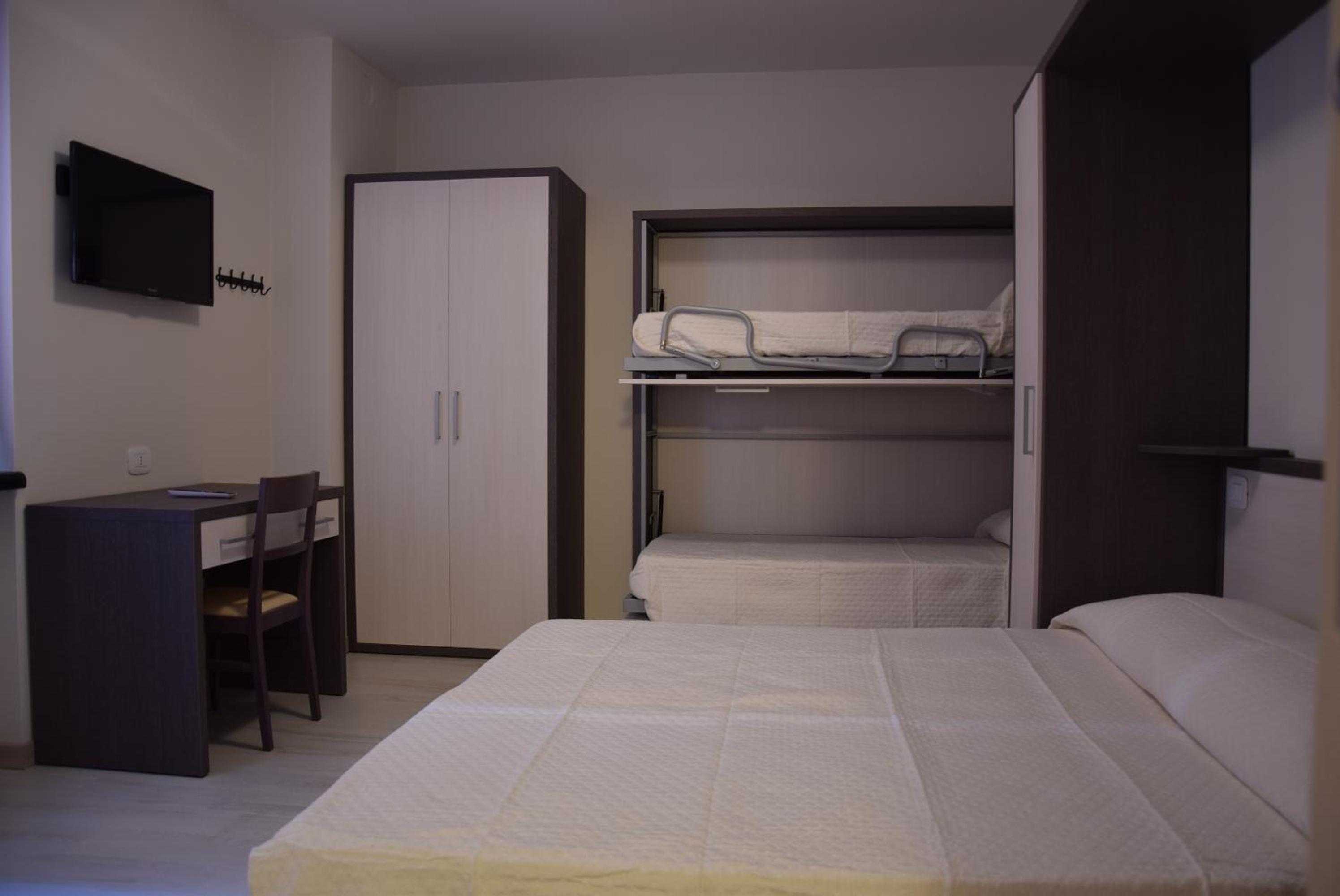 Quadruple Room - Photo 8