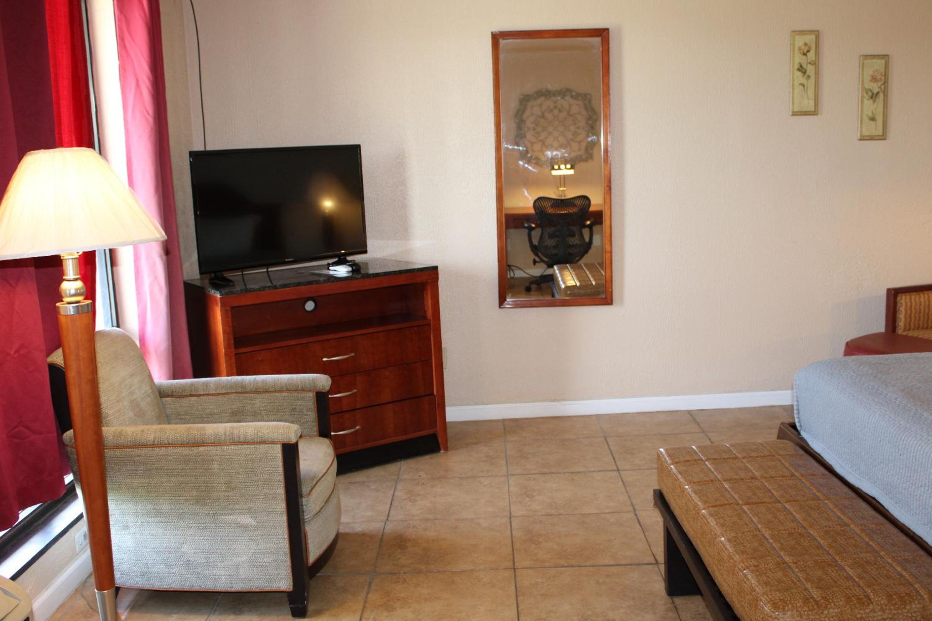 Deluxe Queen Suite photo 3