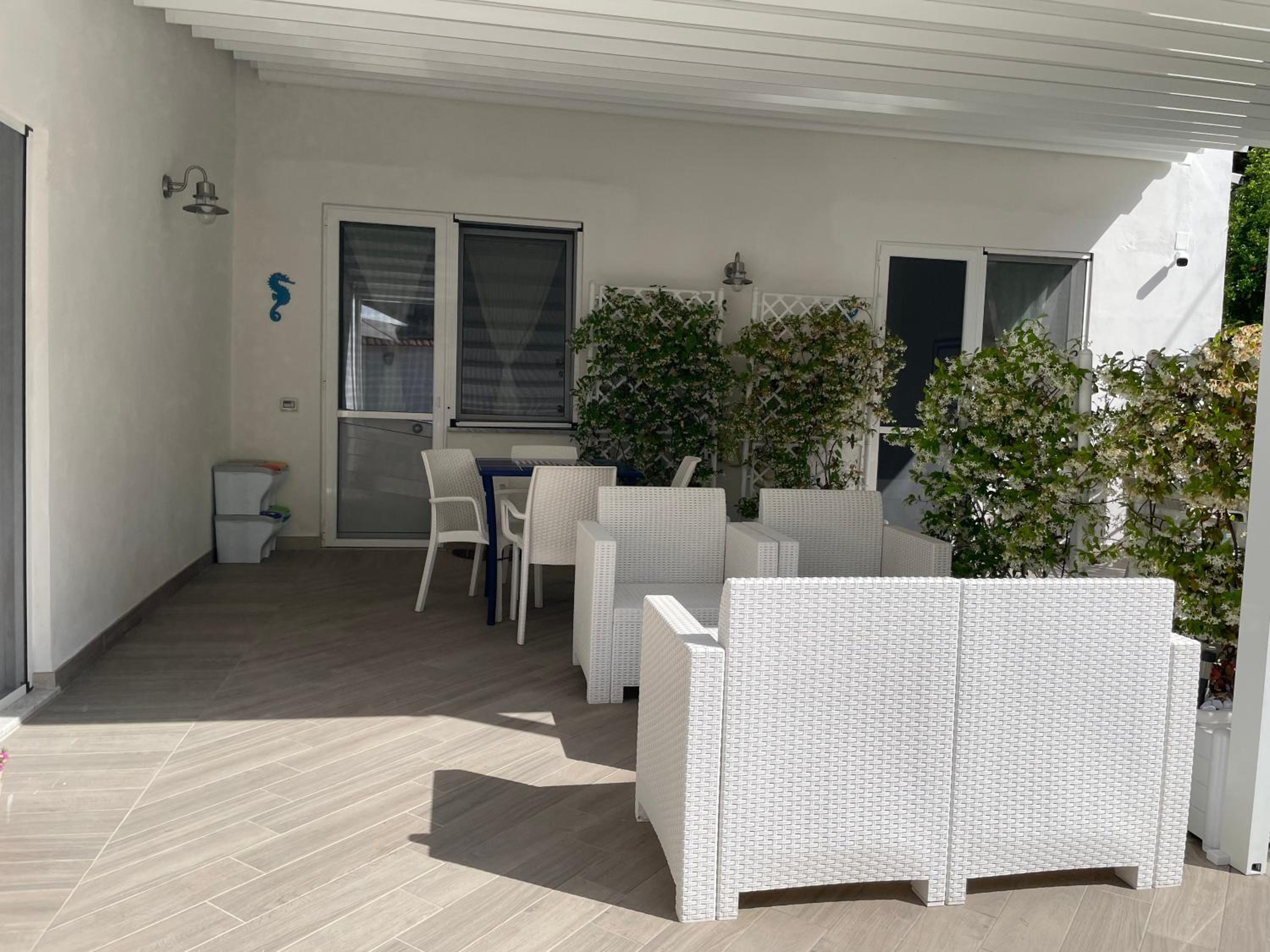 One-Bedroom Apartment with Patio (4 Adults) photo 2