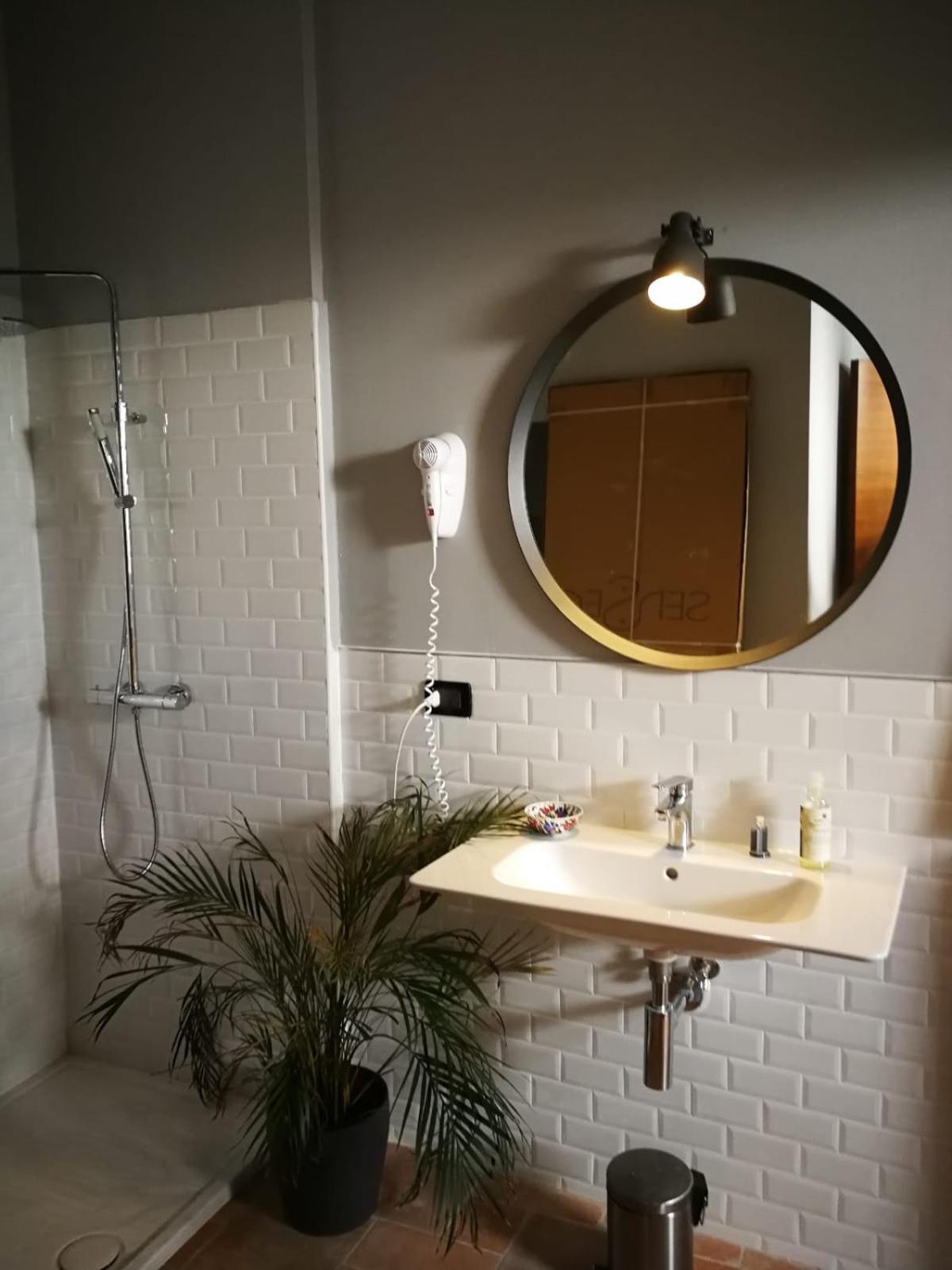 Double or Twin Room with Private External Bathroom - Photo 4