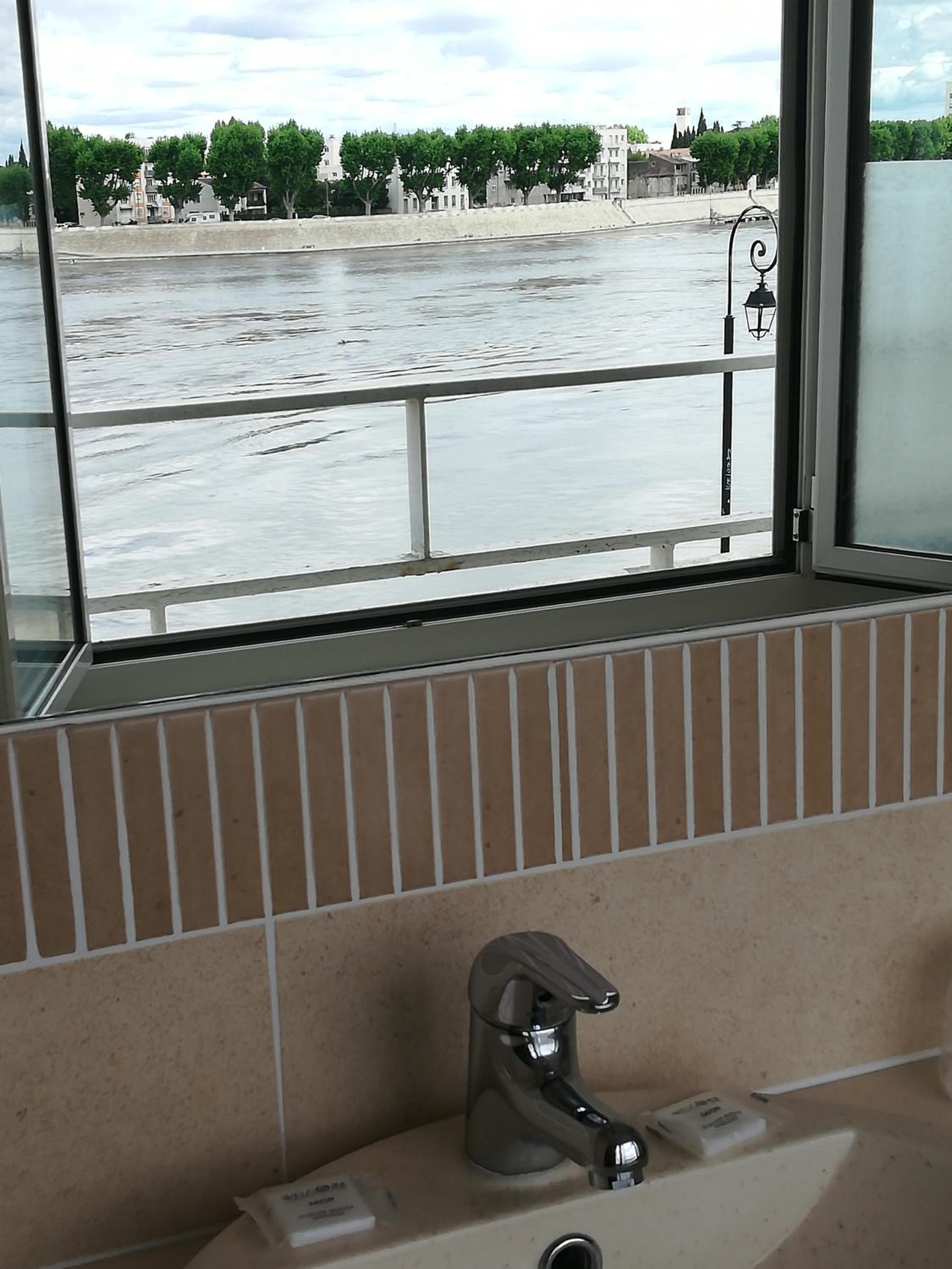 Superior Double Room with Rhône View - Photo 6