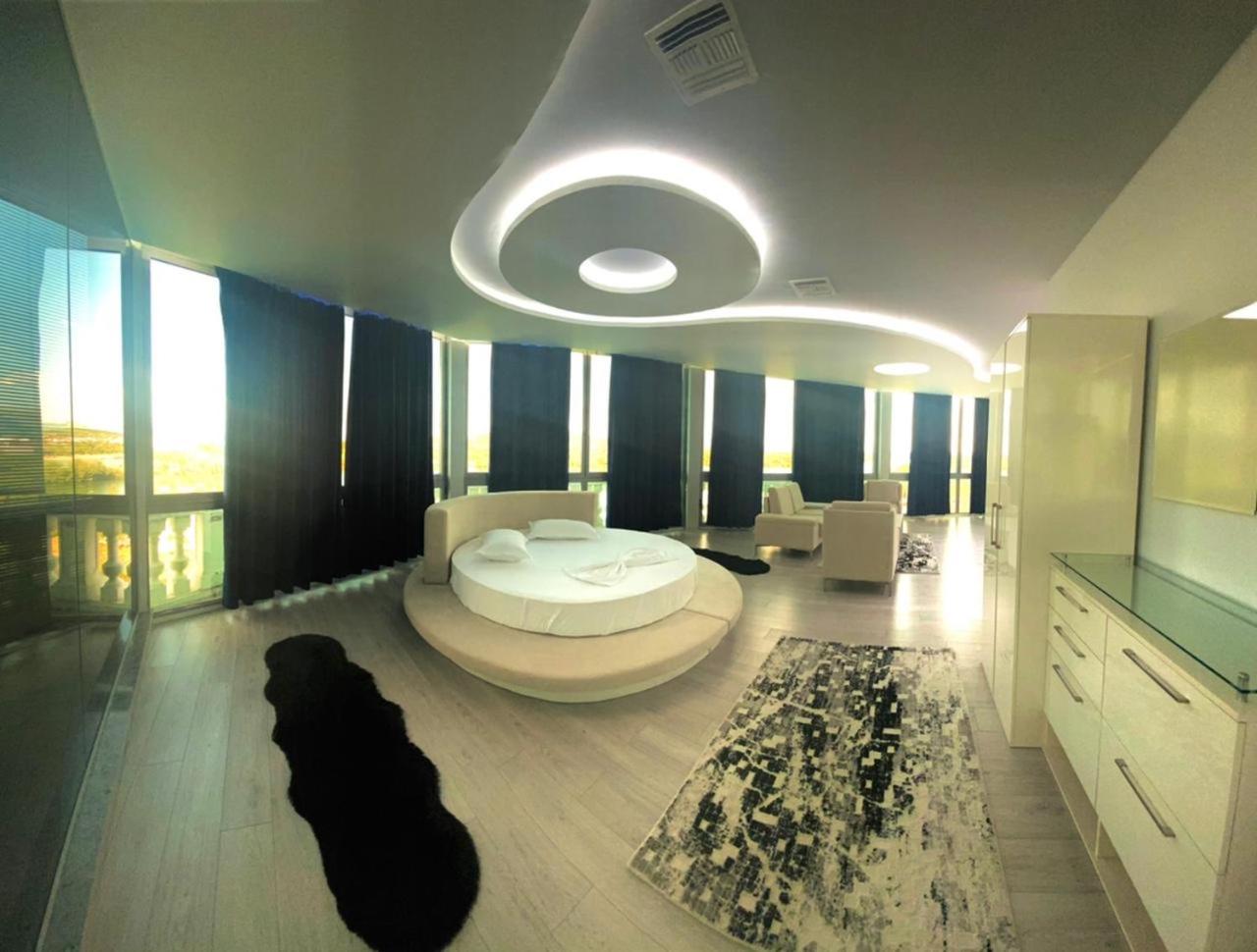 Queen Suite With Spa Bath