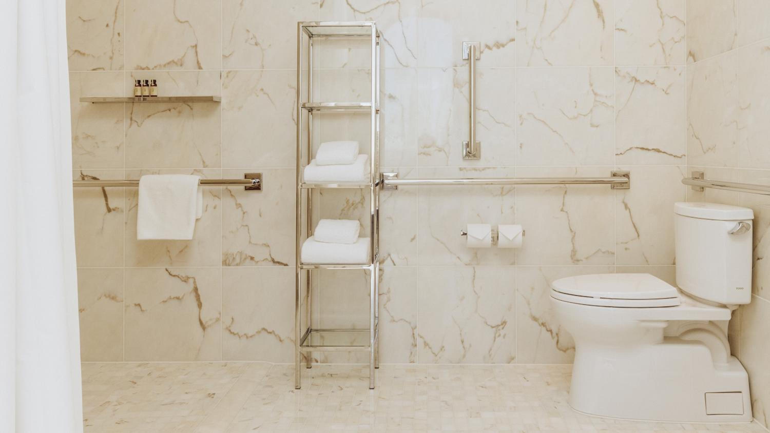 Deluxe Queen Room with Disability Access photo 2