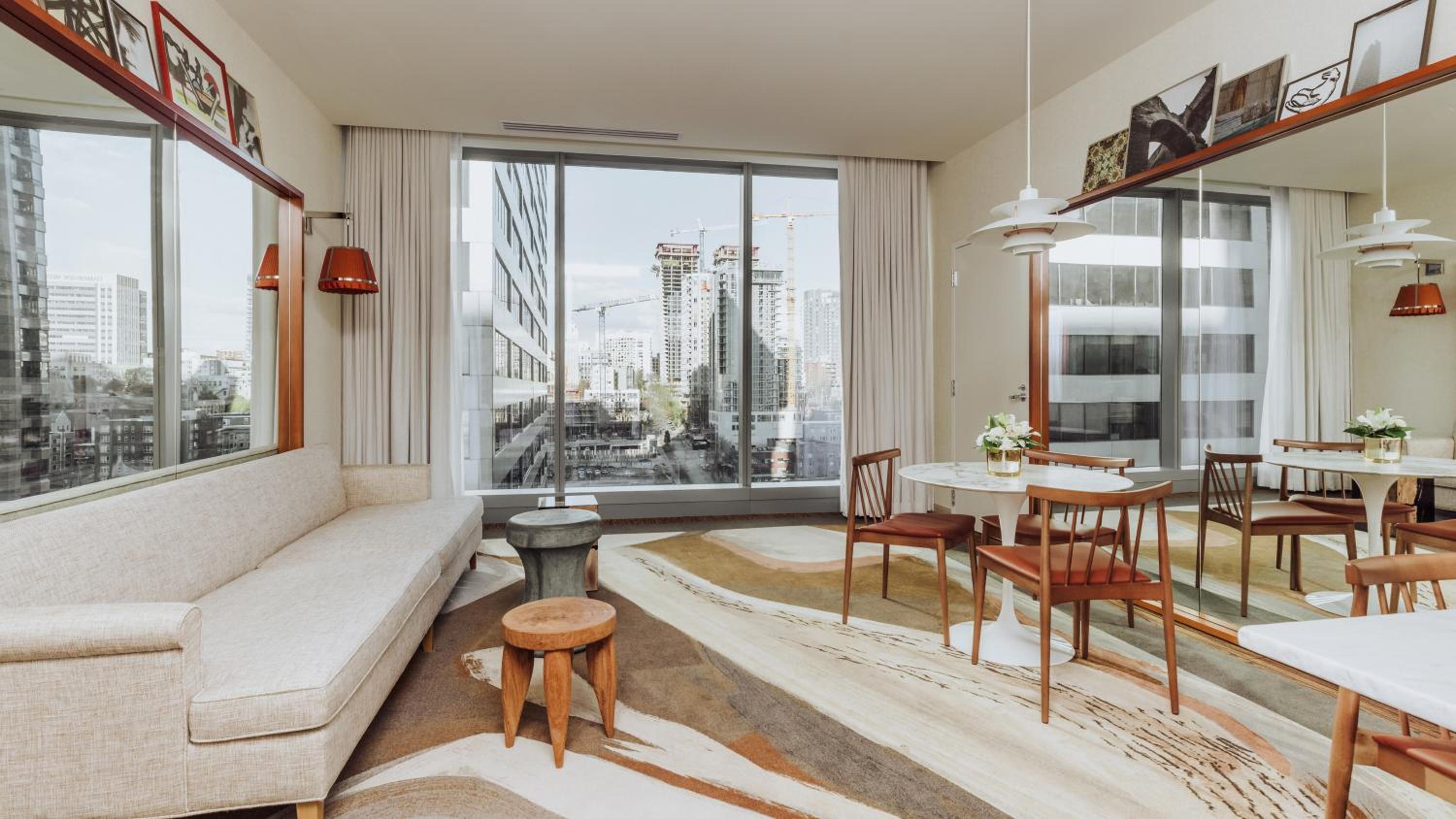 Deluxe King Suite photo 3