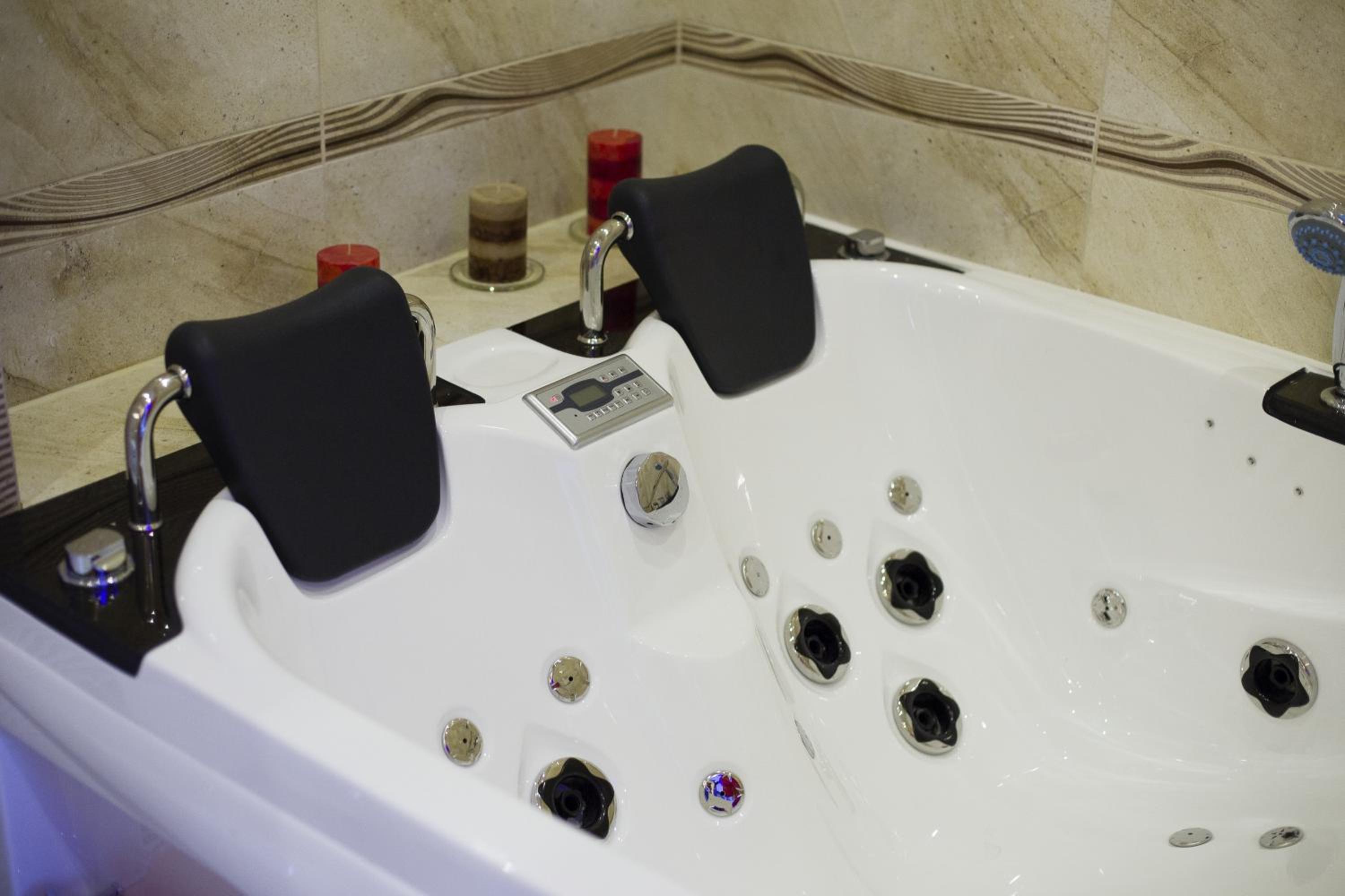 One-Bedroom Apartment with Spa Bath - Photo 2