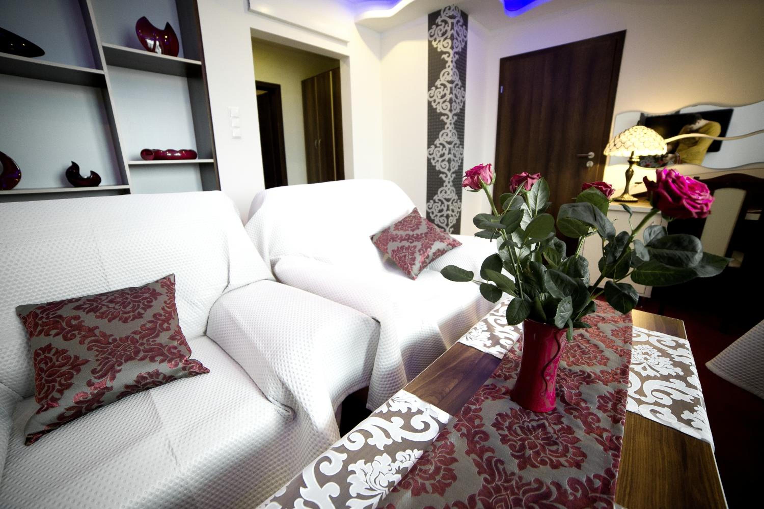 One-Bedroom Apartment with Spa Bath - Photo 11
