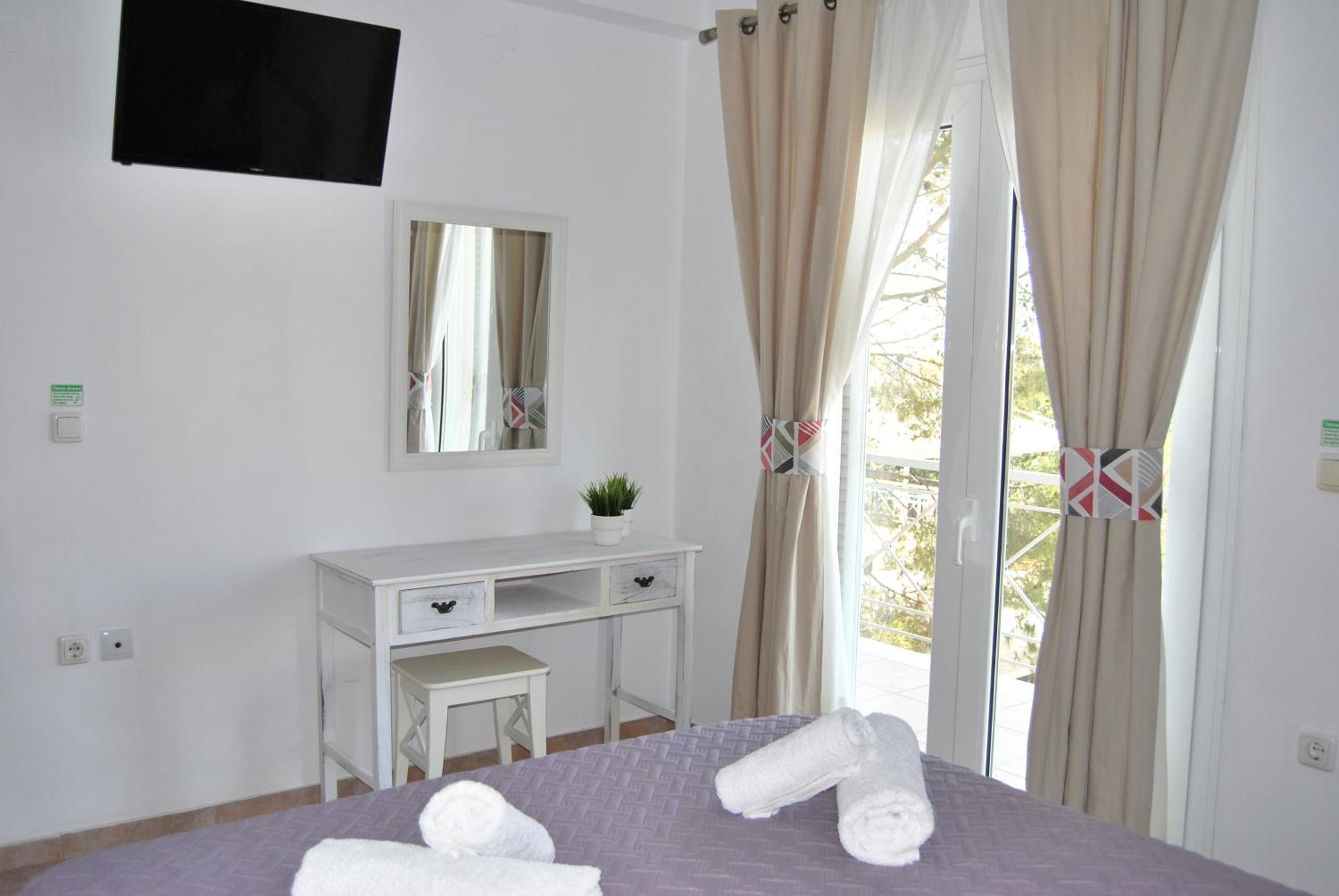 Two-Bedroom Apartment with Sea View - Photo 5