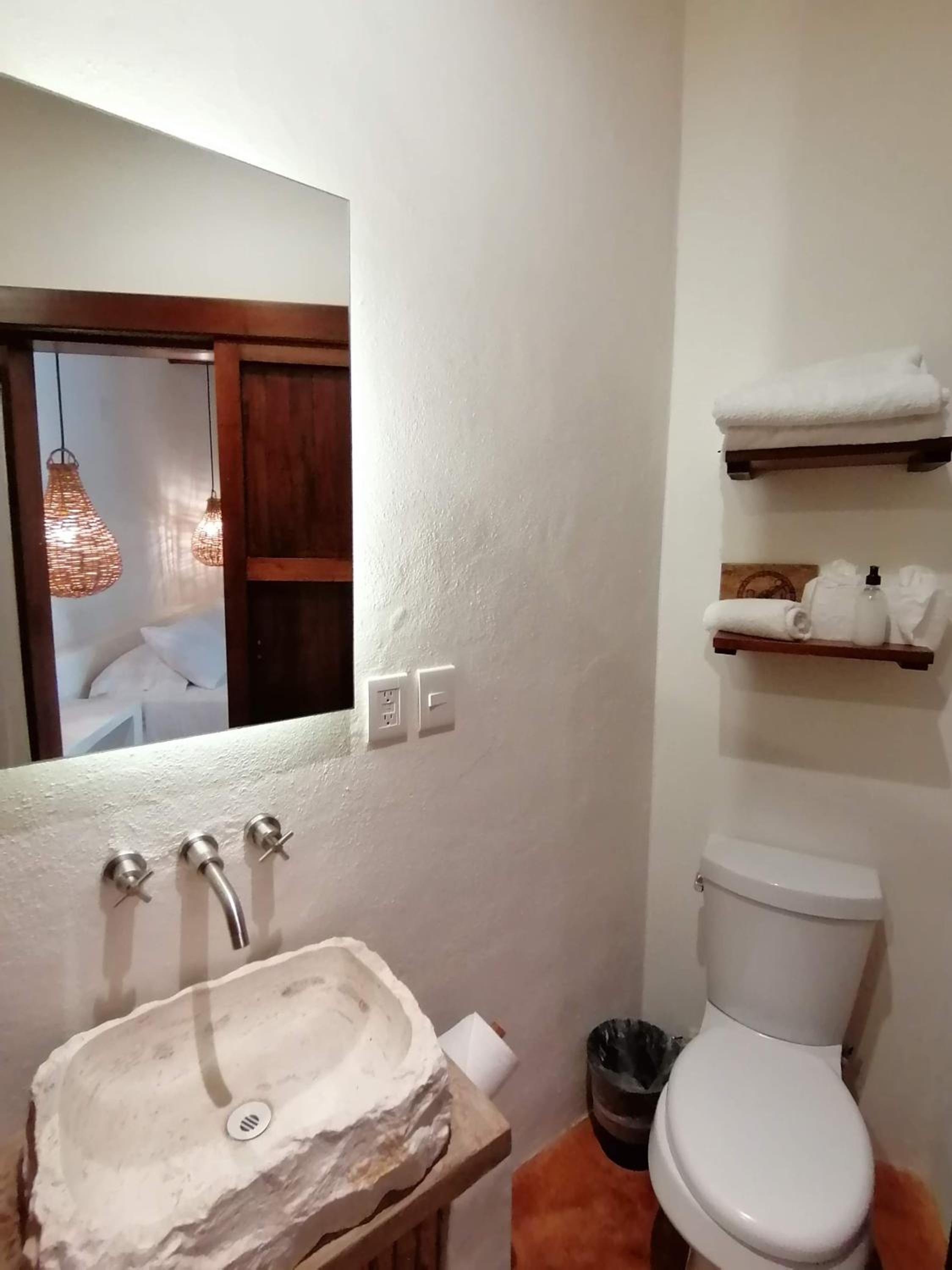 Deluxe Queen Room - Photo 12