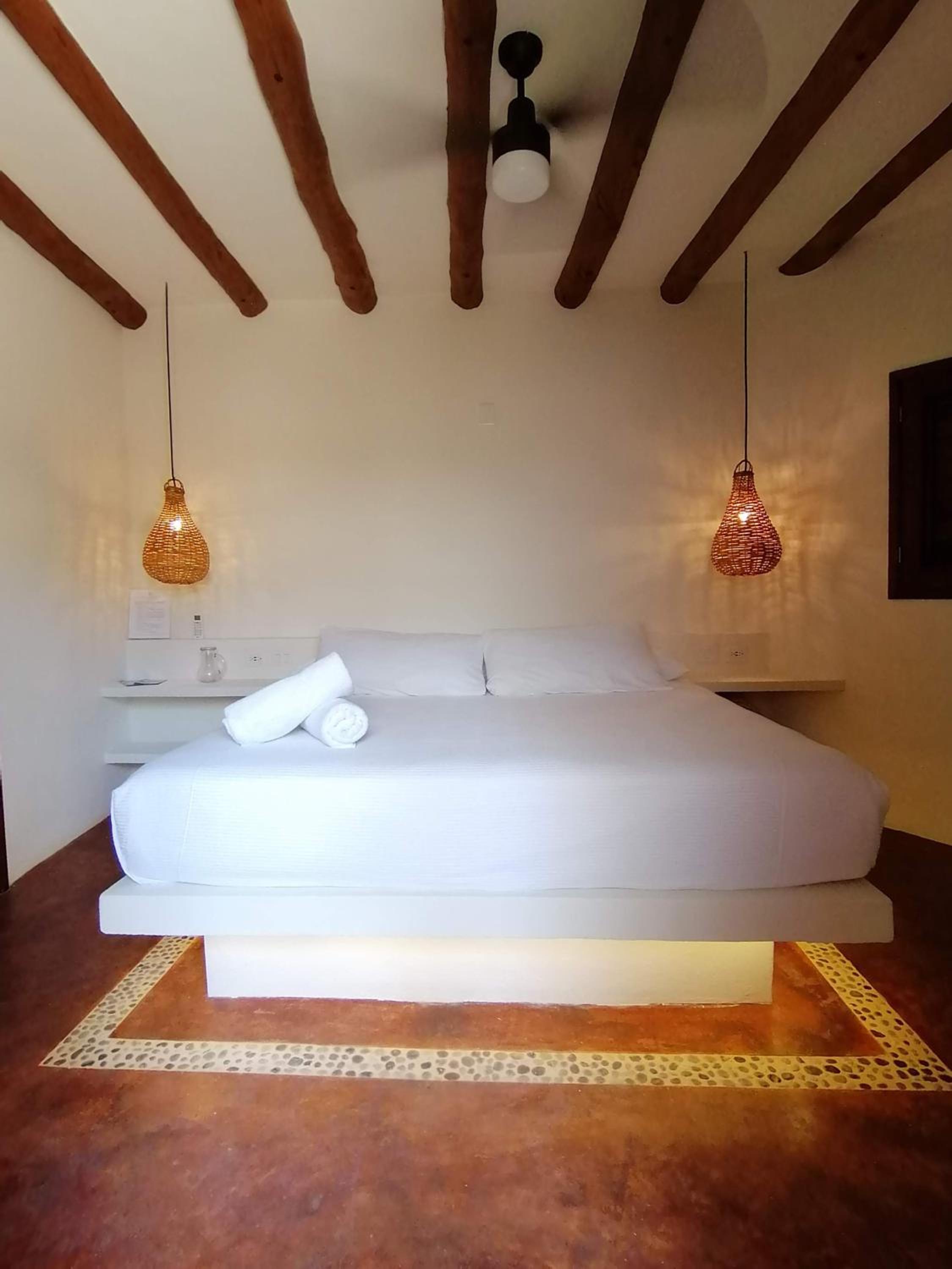 Deluxe King Room - Photo 8