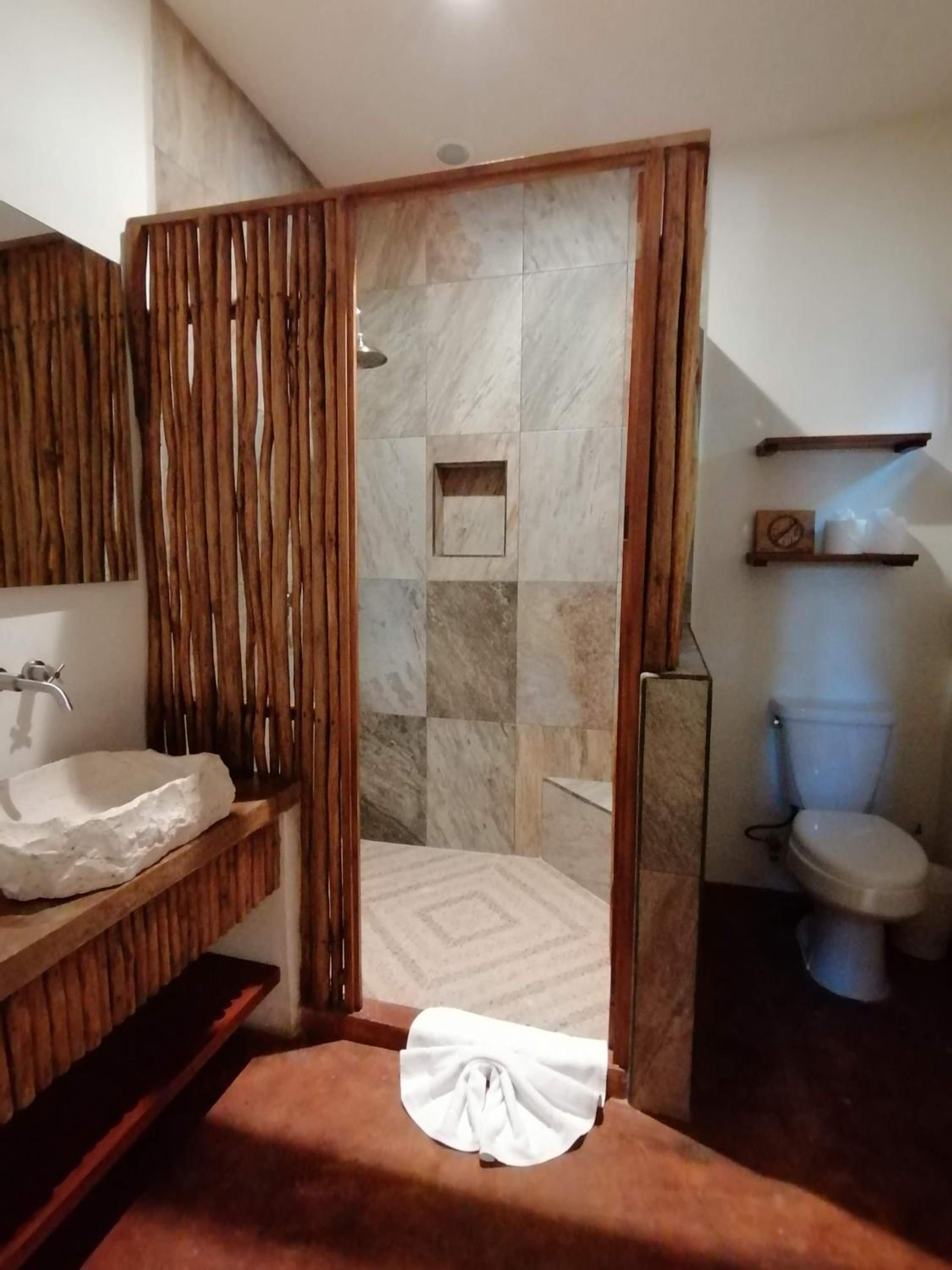 Deluxe King Room - Photo 4