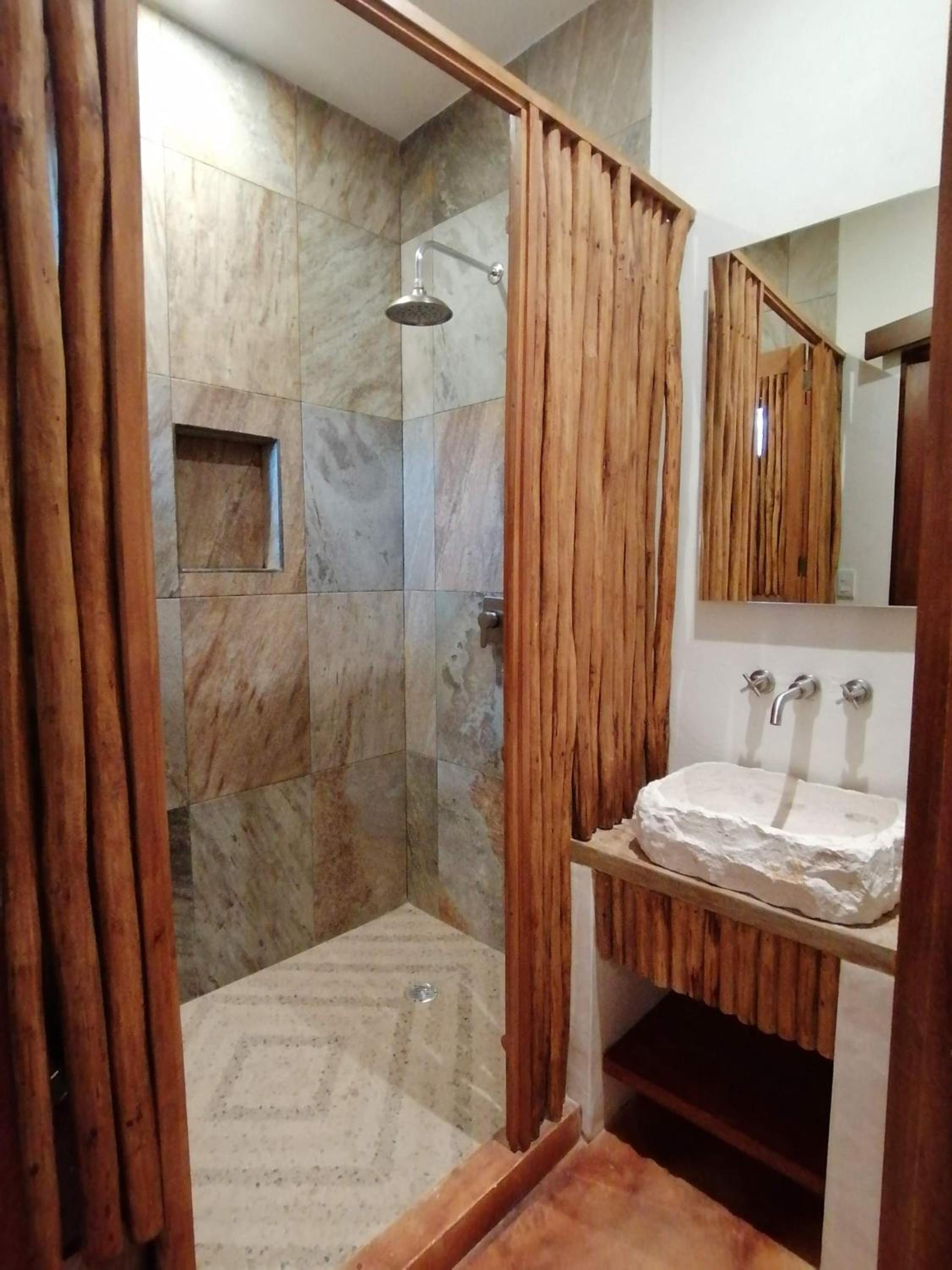 Deluxe Queen Room - Photo 11
