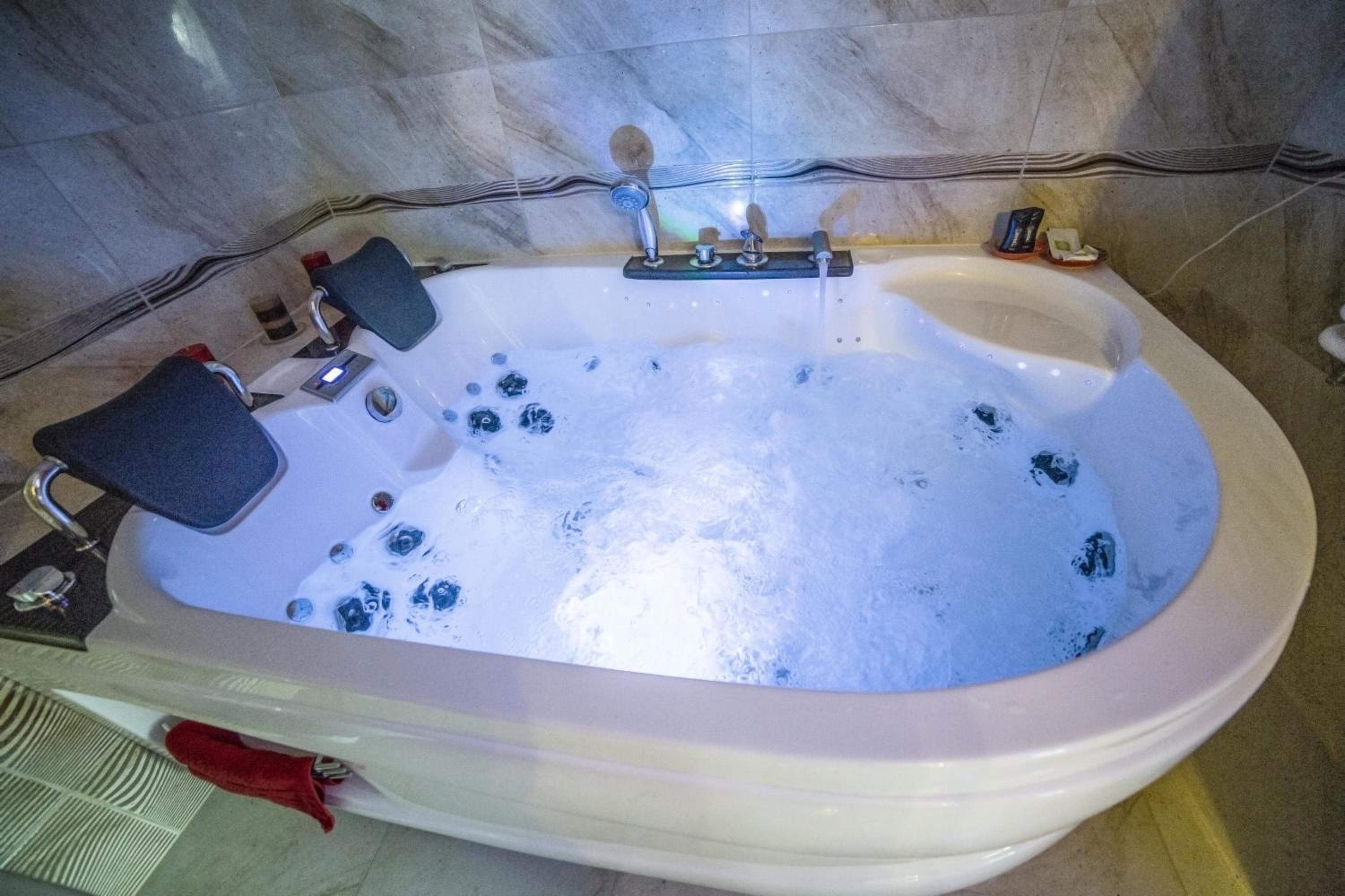 One-Bedroom Apartment with Spa Bath - Photo 12