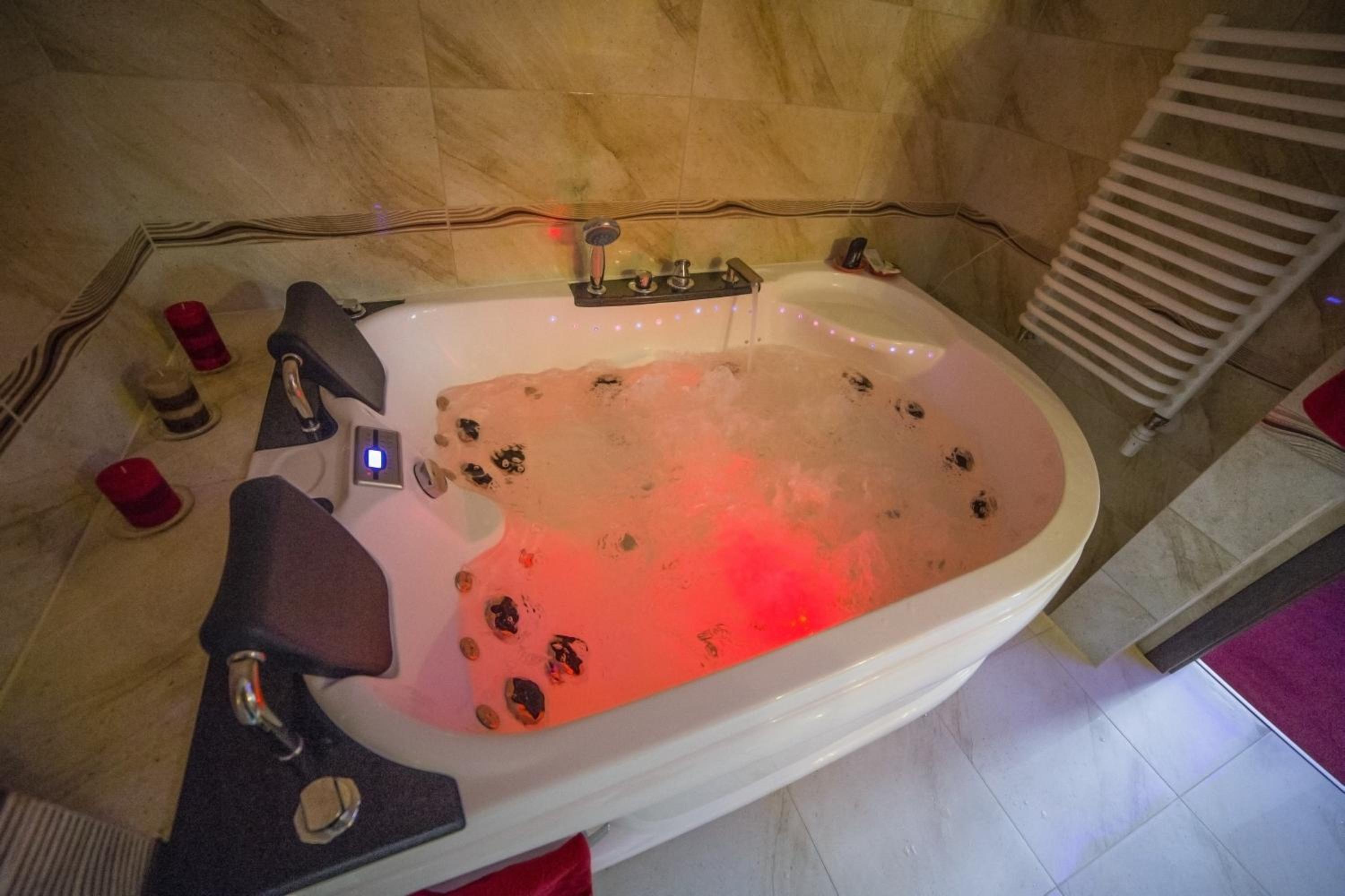 One-Bedroom Apartment with Spa Bath - Photo 9