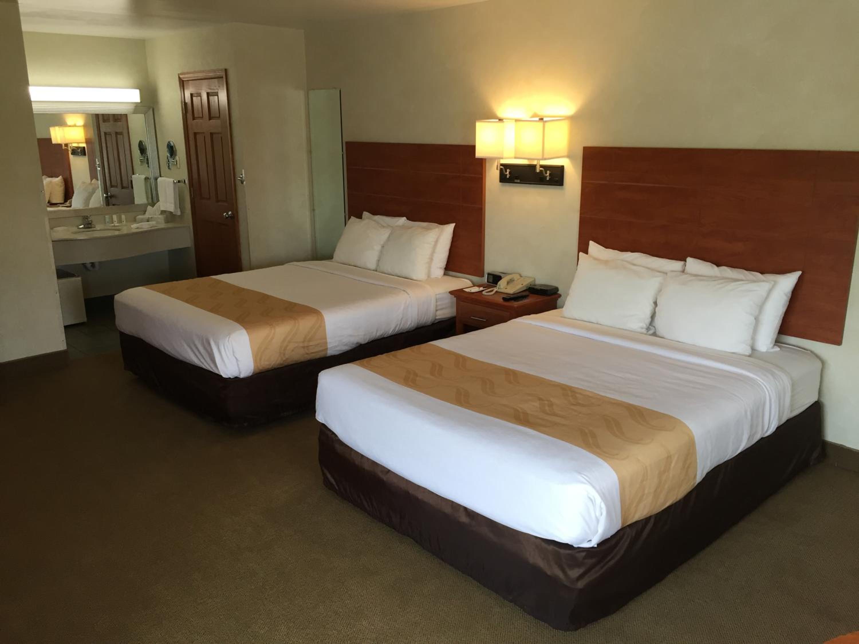 Queen Room with Two Queen Beds - Non-Smoking - Photo 5