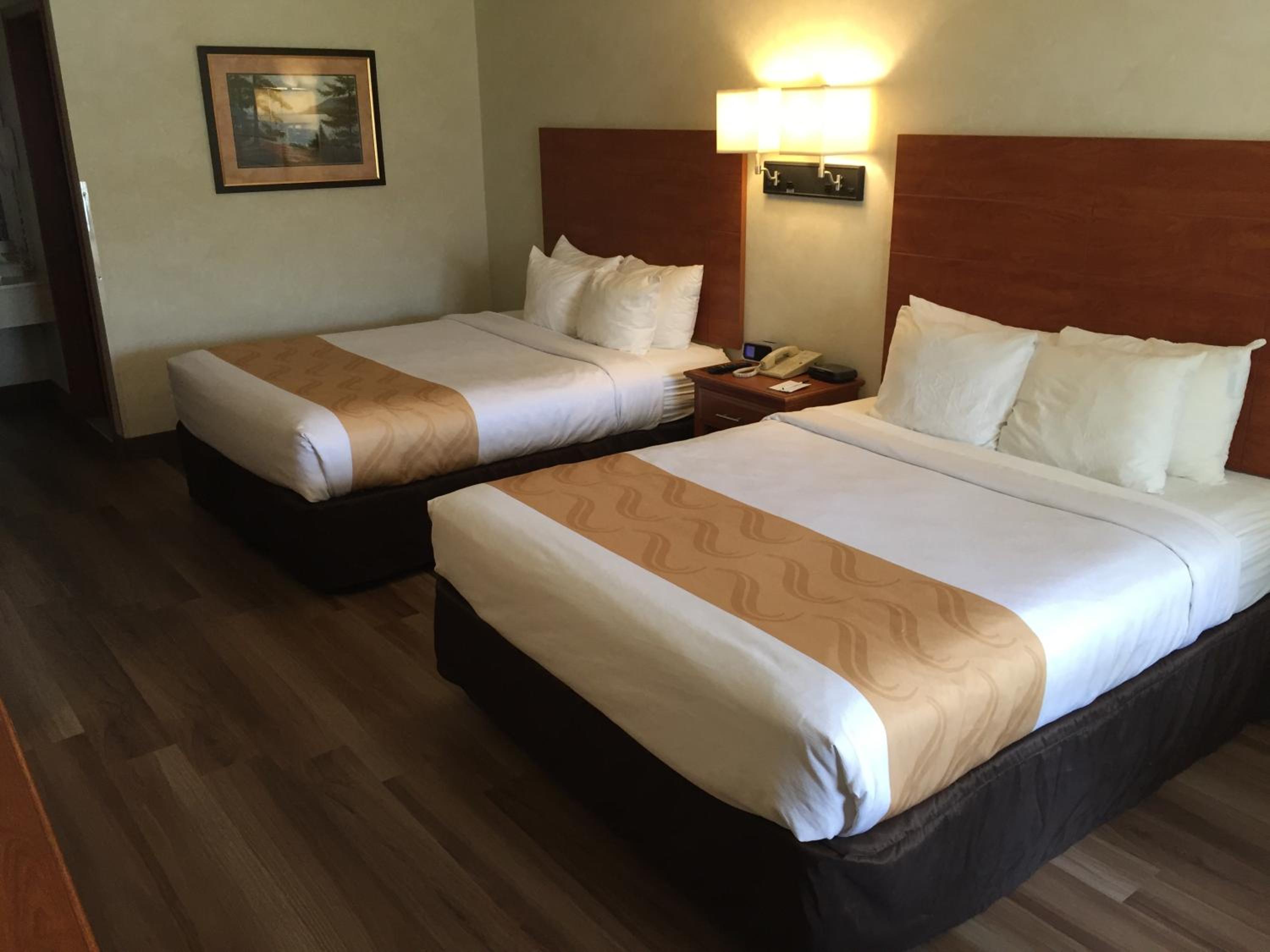 Queen Room with Two Queen Beds - Non-Smoking - Photo 4