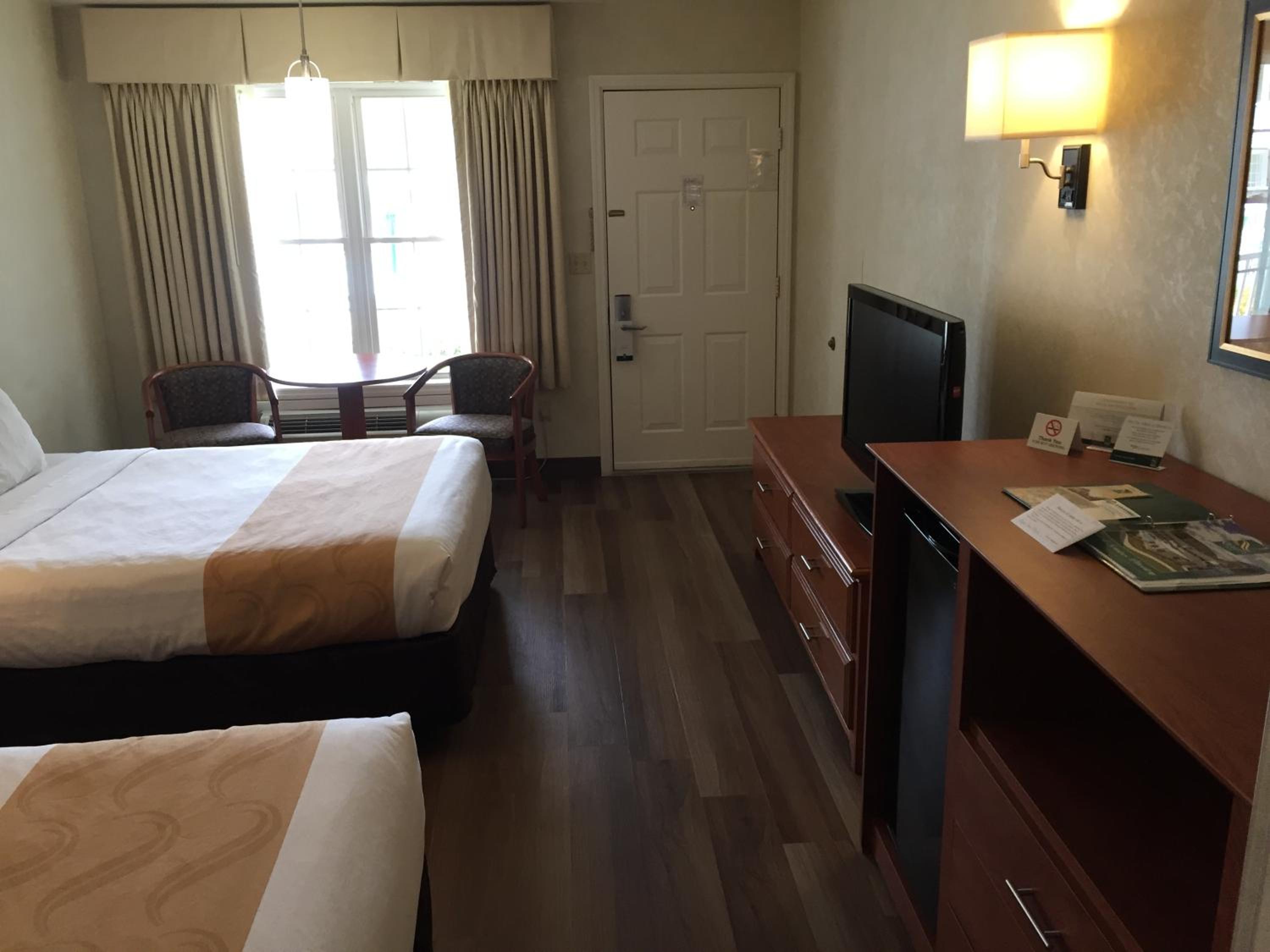 Queen Room with Two Queen Beds - Non-Smoking - Photo 3