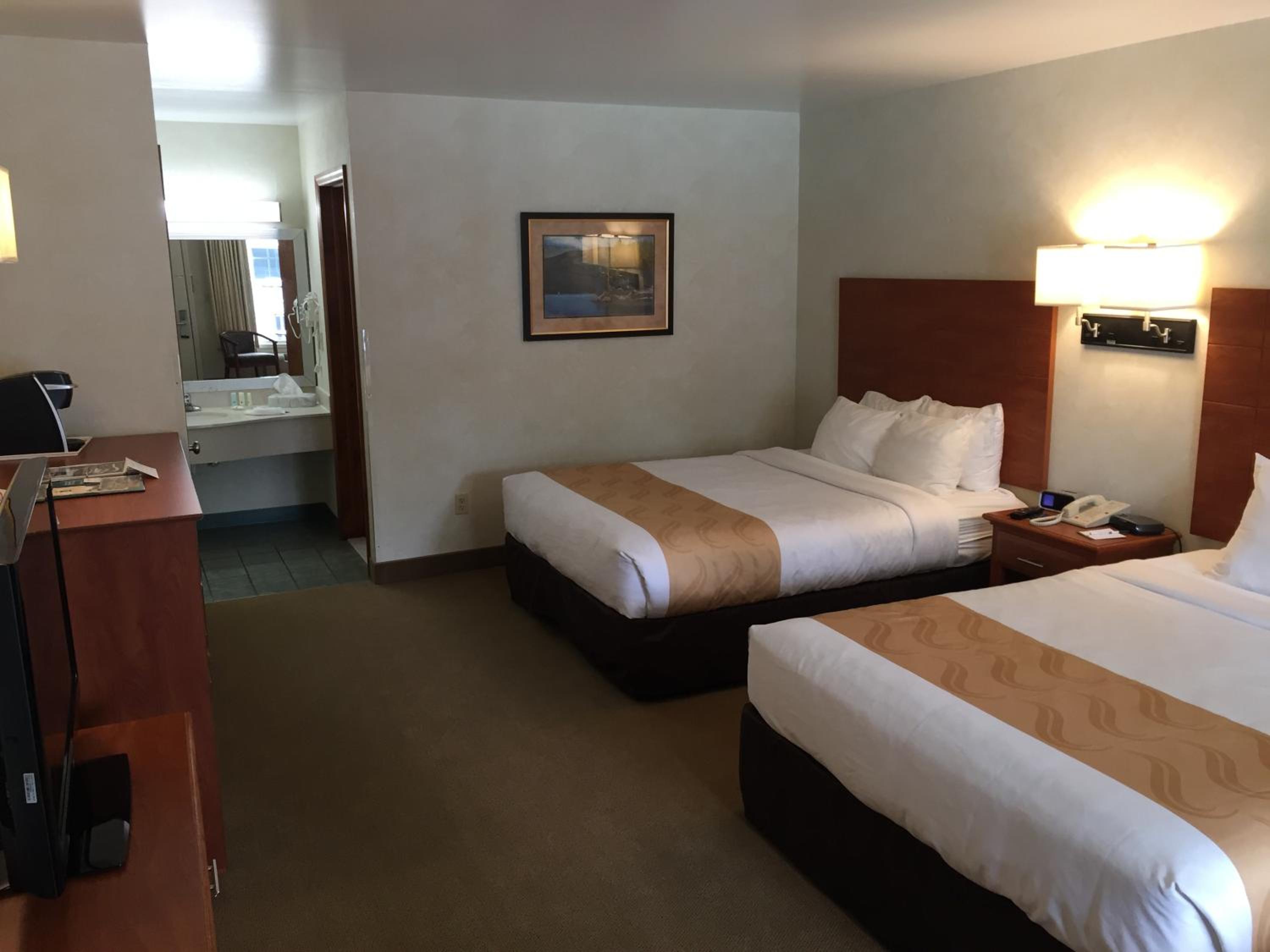 Queen Room with Two Queen Beds - Non-Smoking - Photo 19