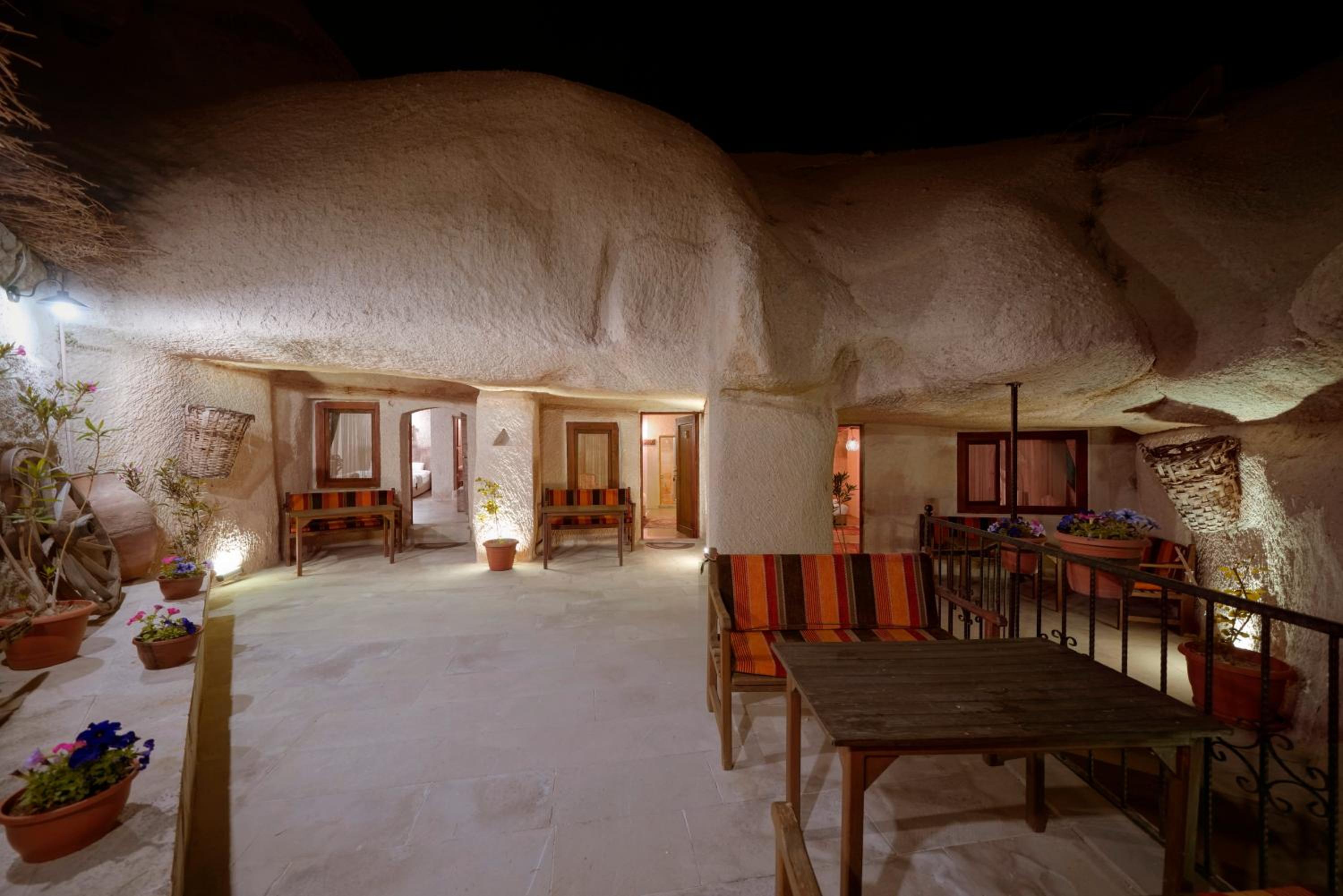 Deluxe Double Cave Room - Photo 11
