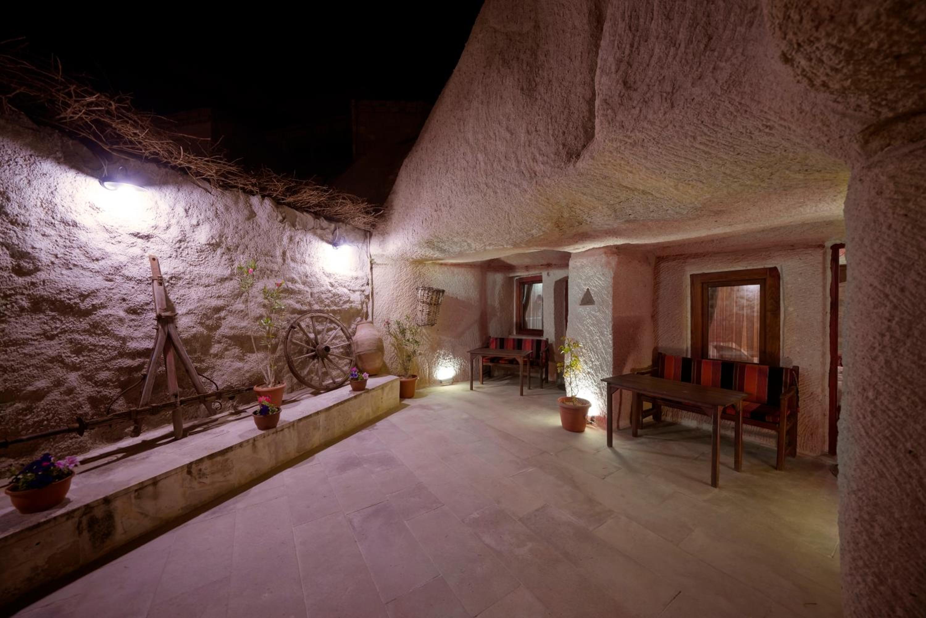 Deluxe Double Cave Room - Photo 13