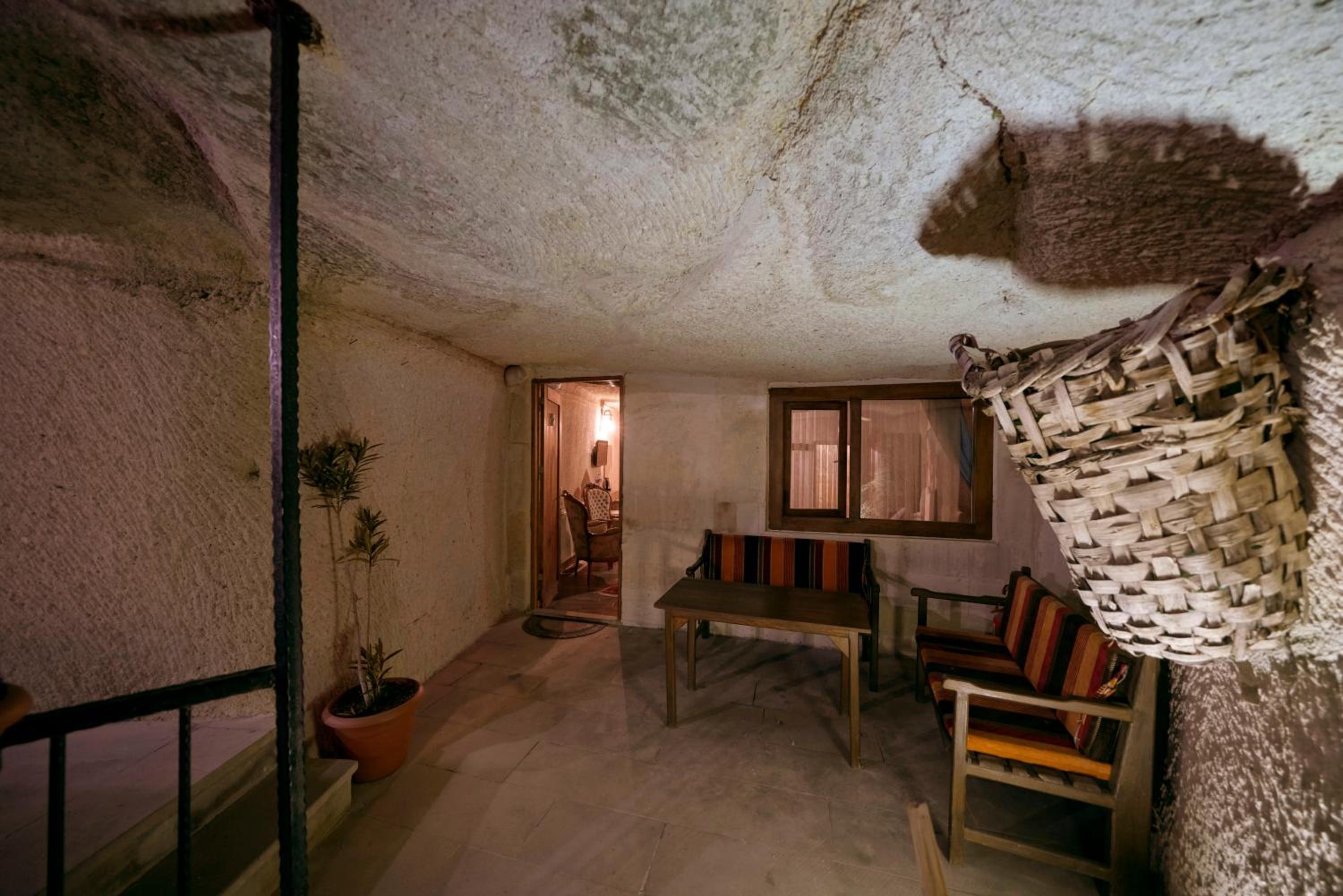 Deluxe Family Cave Room - Photo 1