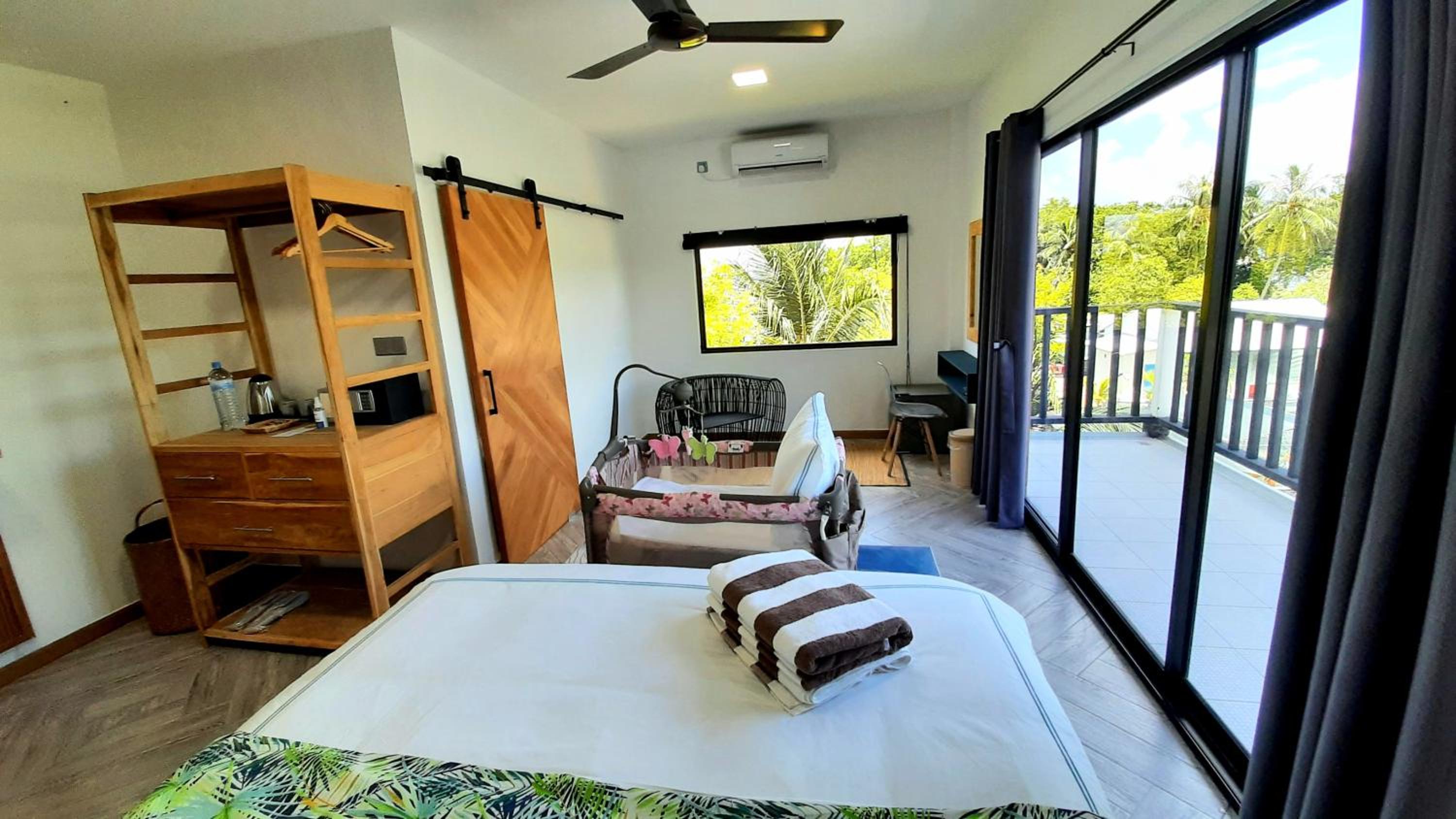 Deluxe King Room - Photo 4