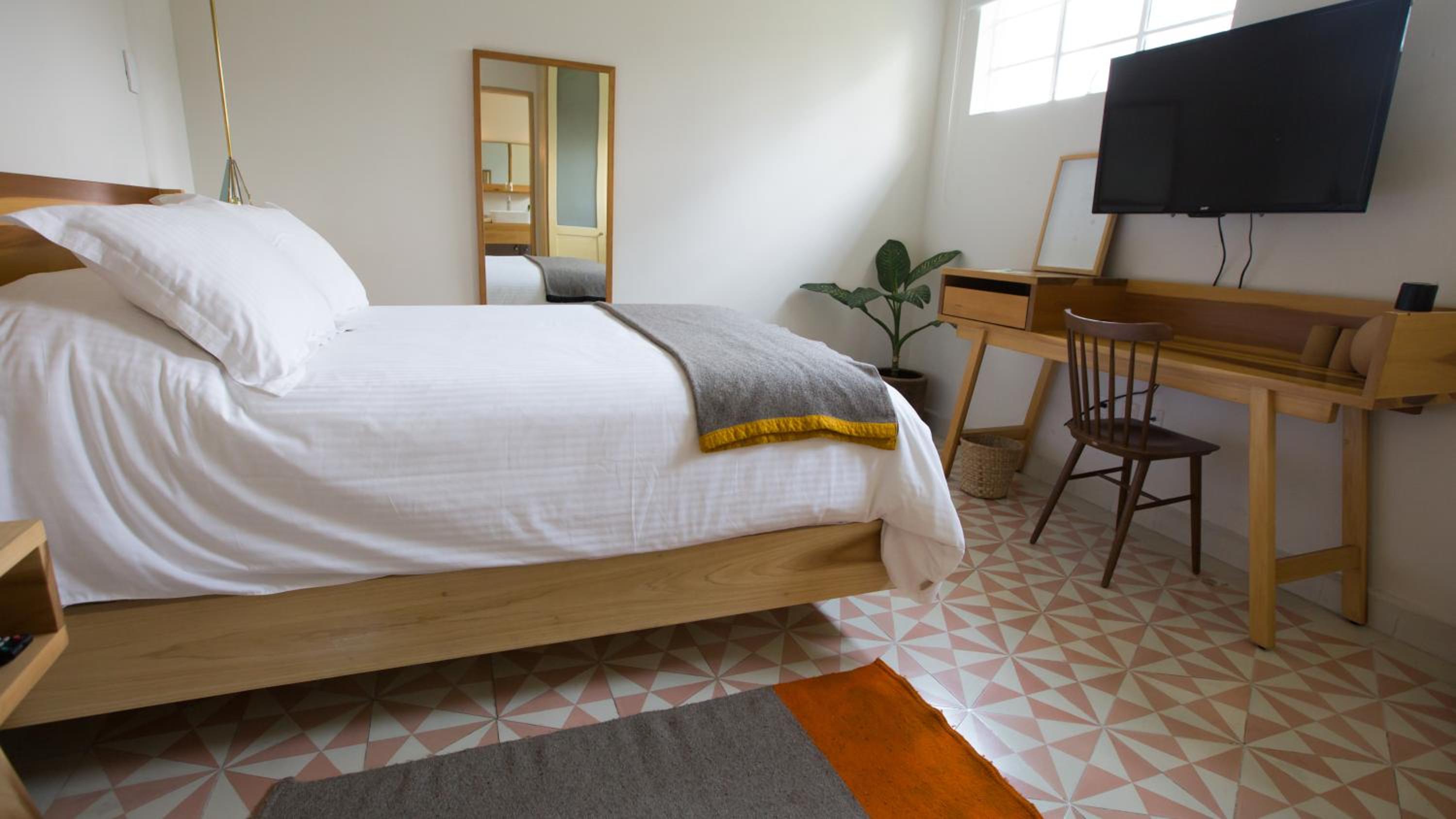Budget Double Room - Photo 15