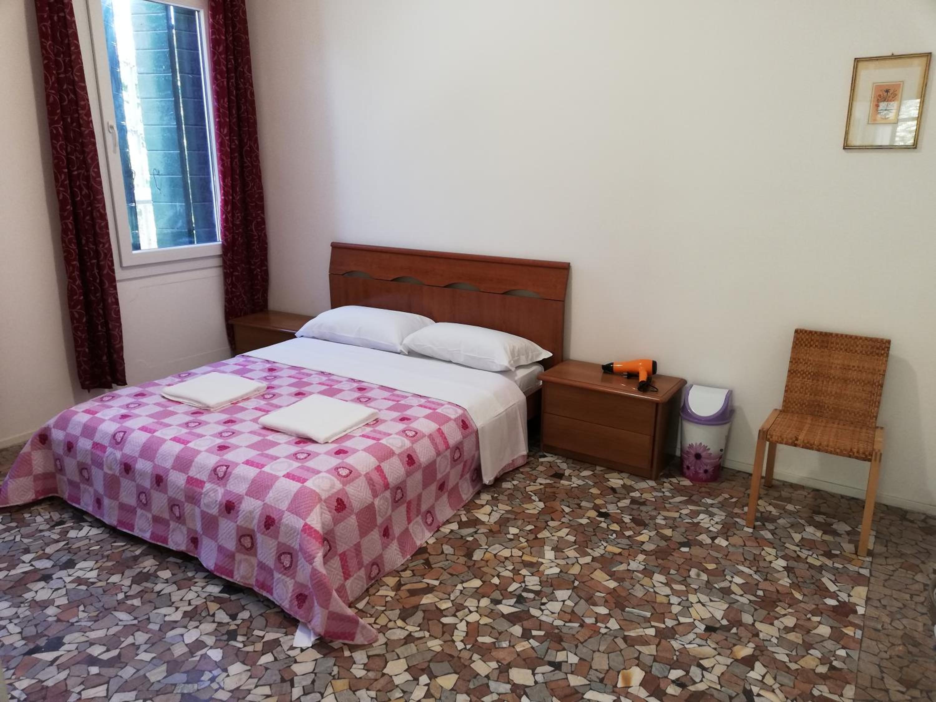 Double Room with Shared Bathroom photo 3