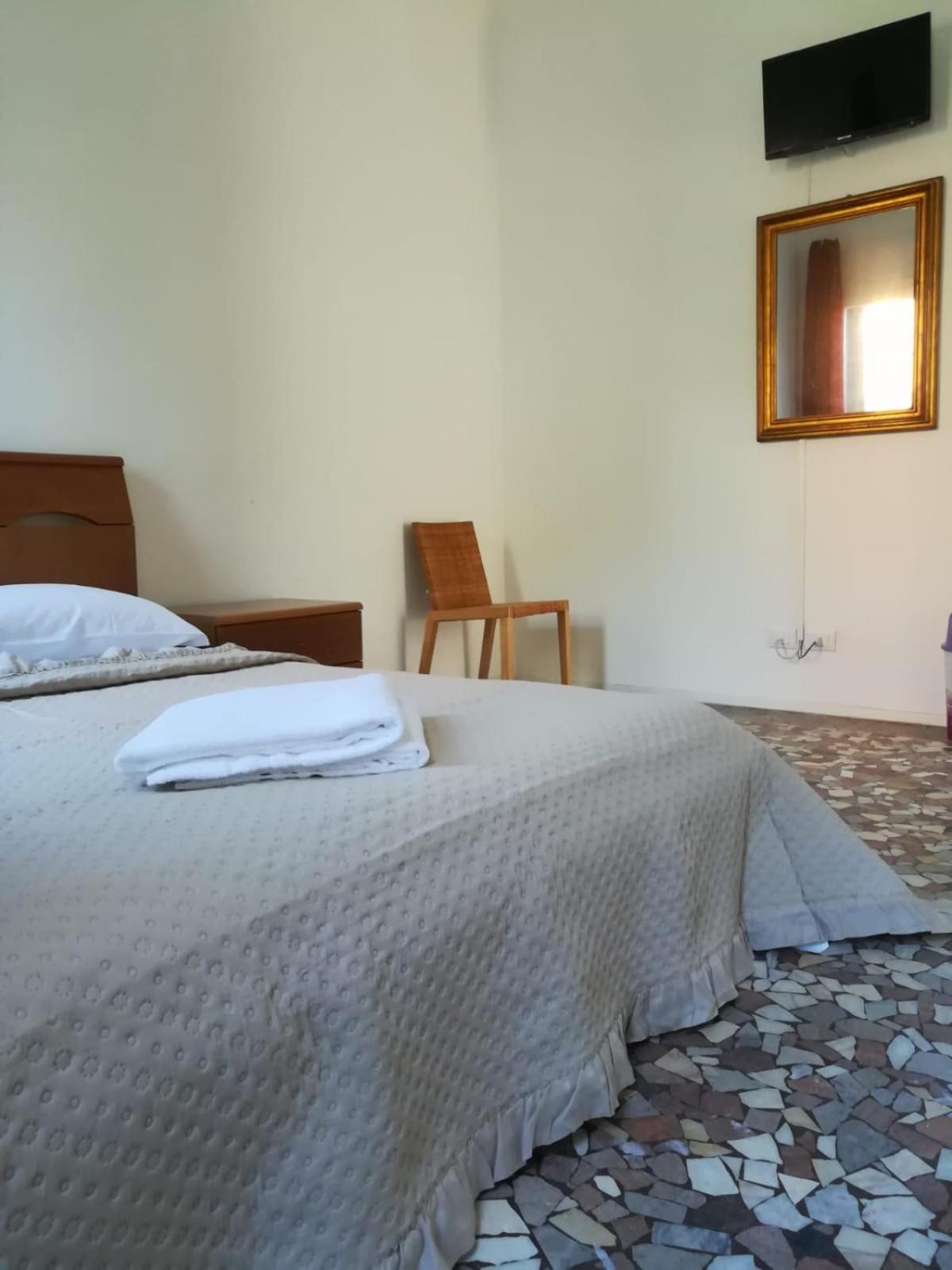 Double Room with Shared Bathroom photo 2