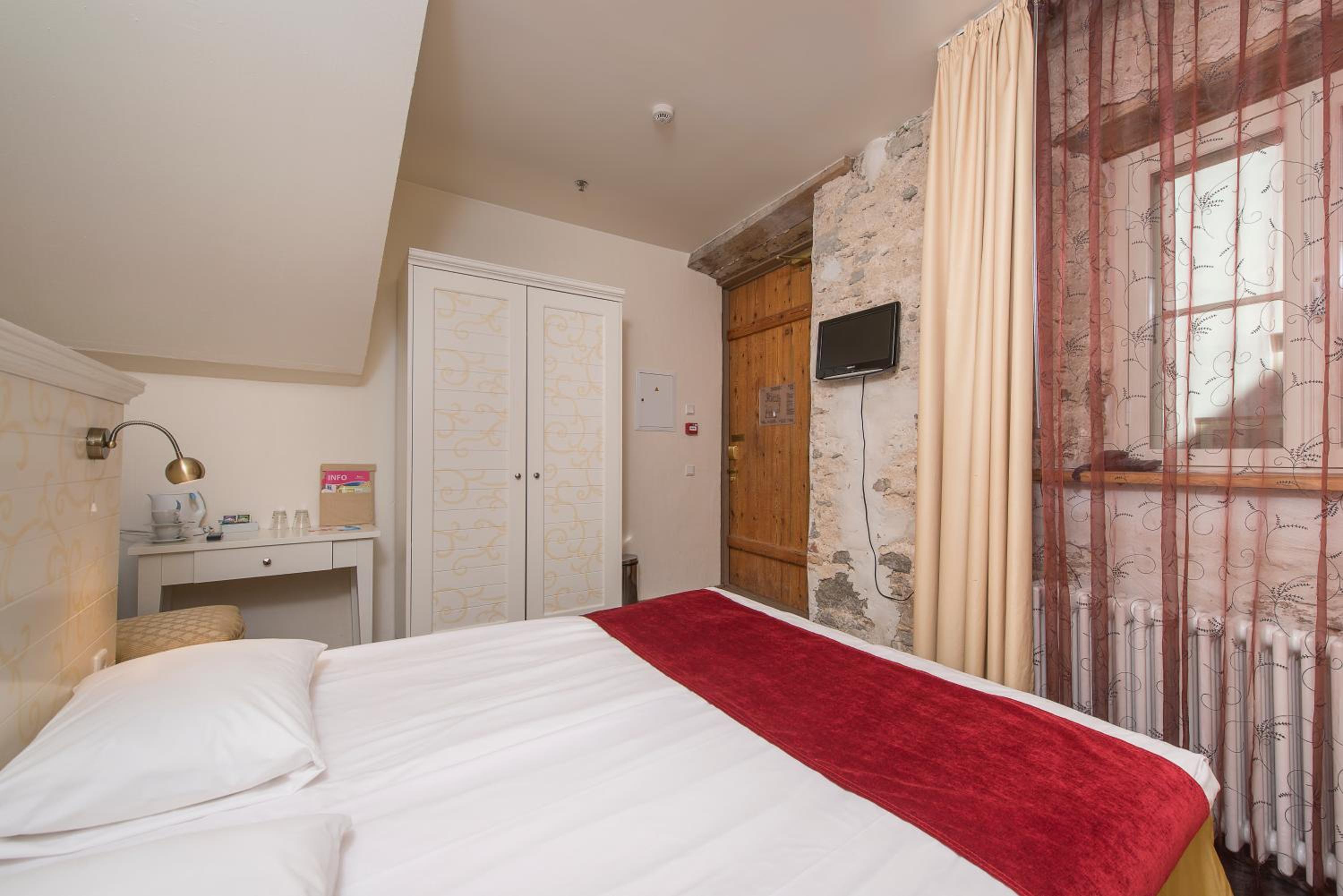 Standard Double or Twin Room with Free Parking - Photo 13