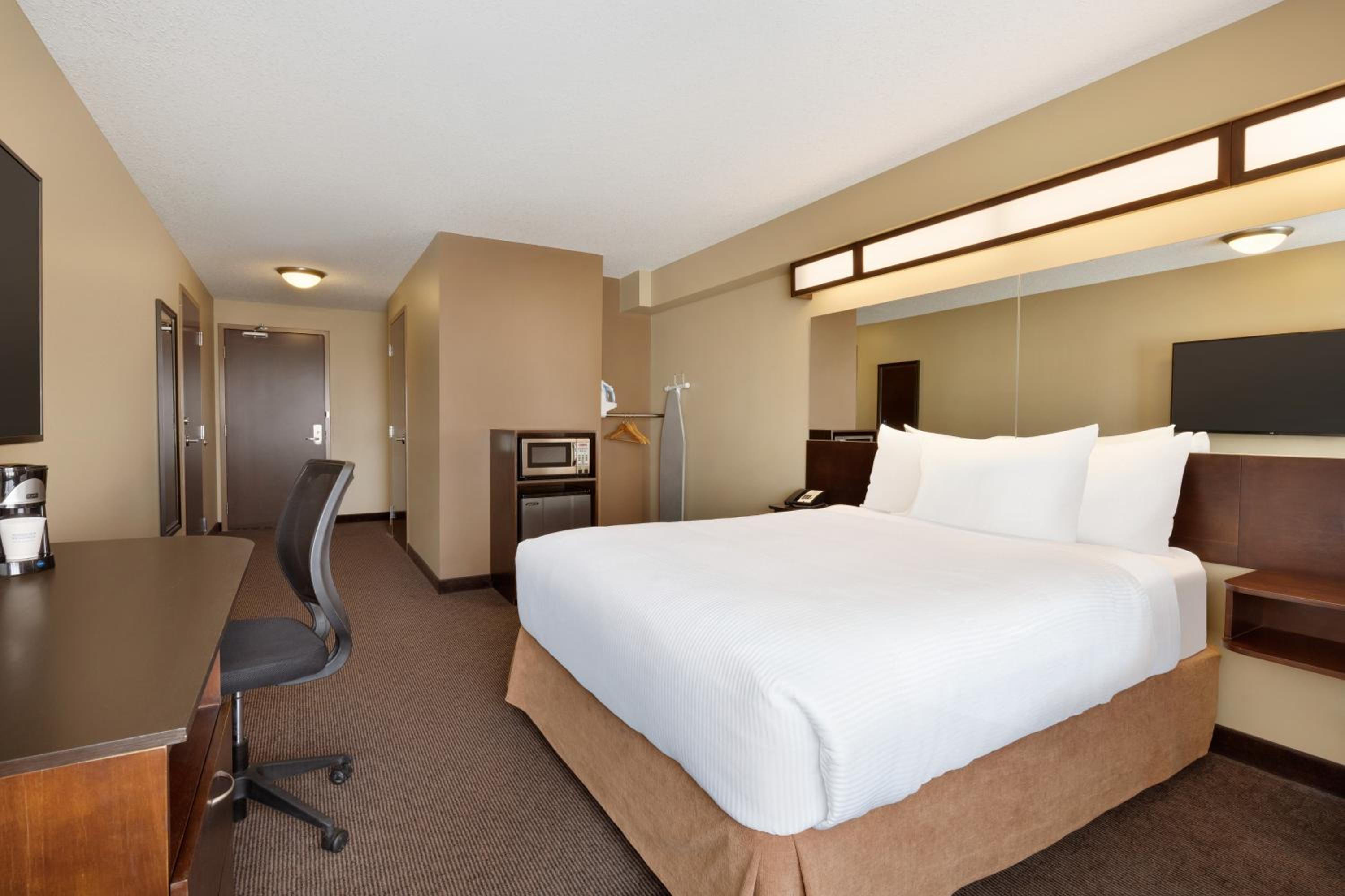 Queen Room with Roll-In Shower - Mobility Accessible/Non-Smoking photo 3