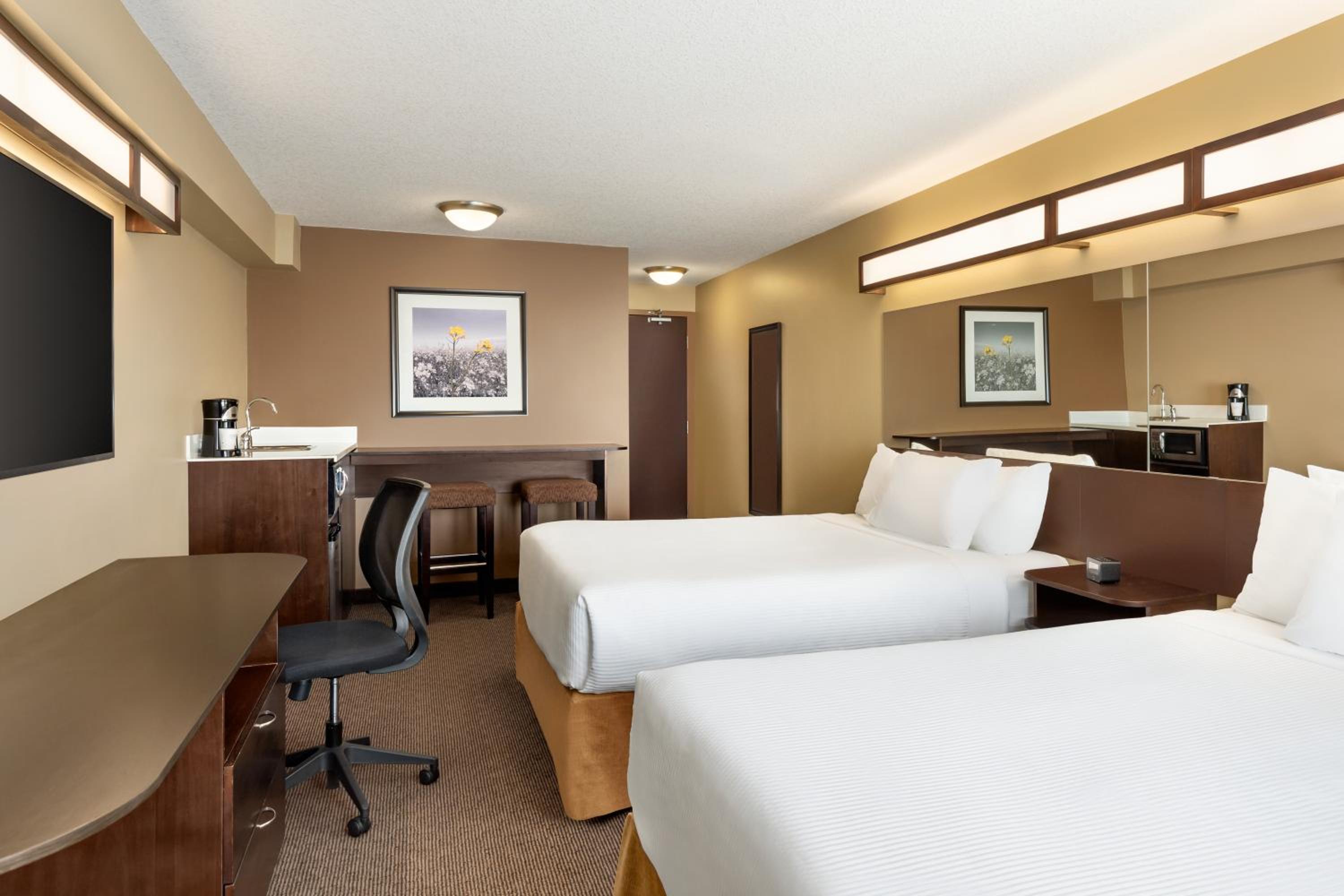 Business Queen Room with Two Queen Beds - Non-Smoking photo 2