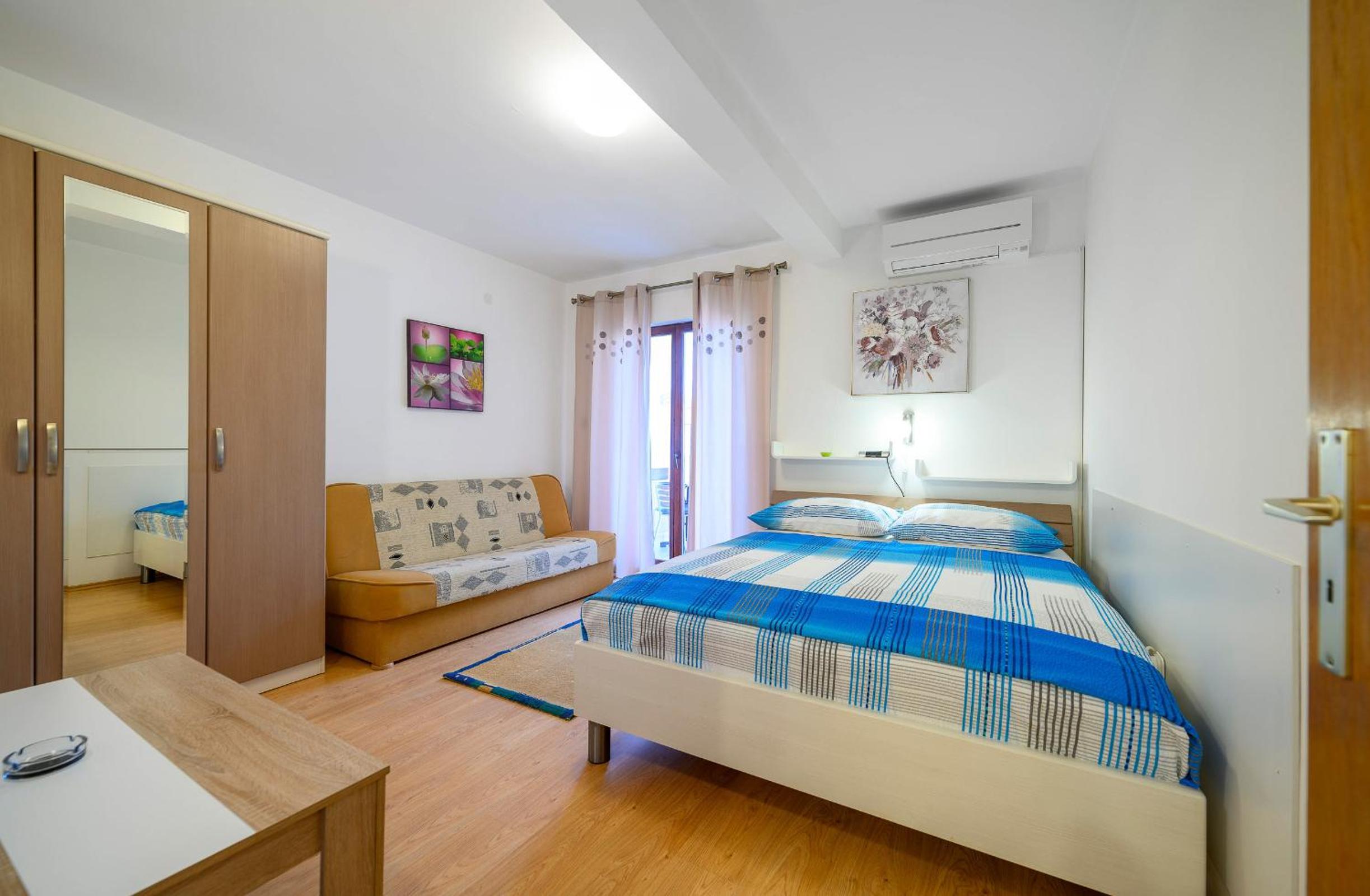 One-Bedroom Apartment with Balcony and Sea View photo 3