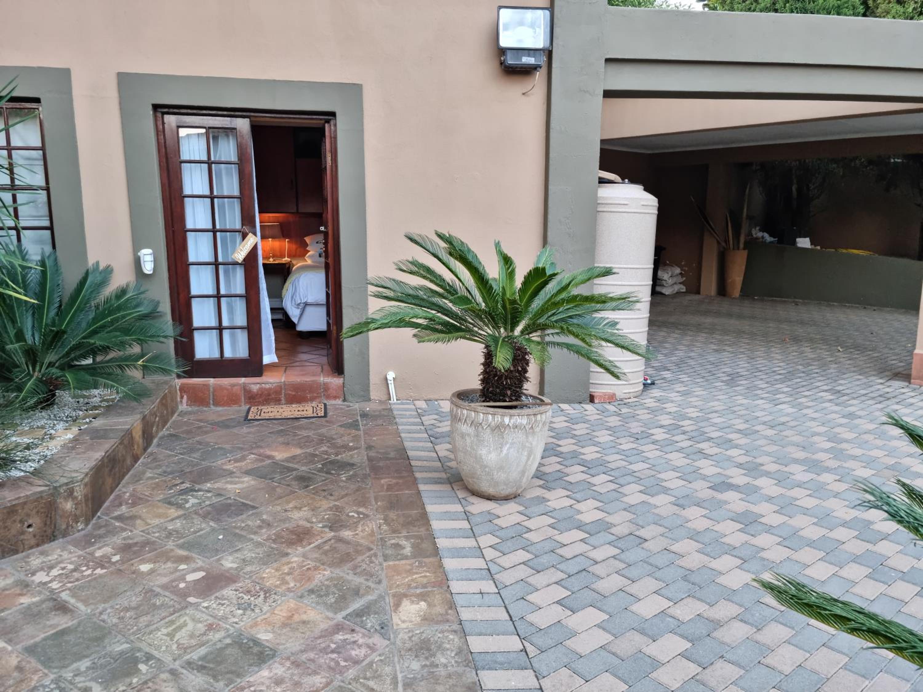 Standard Suite - Photo 36