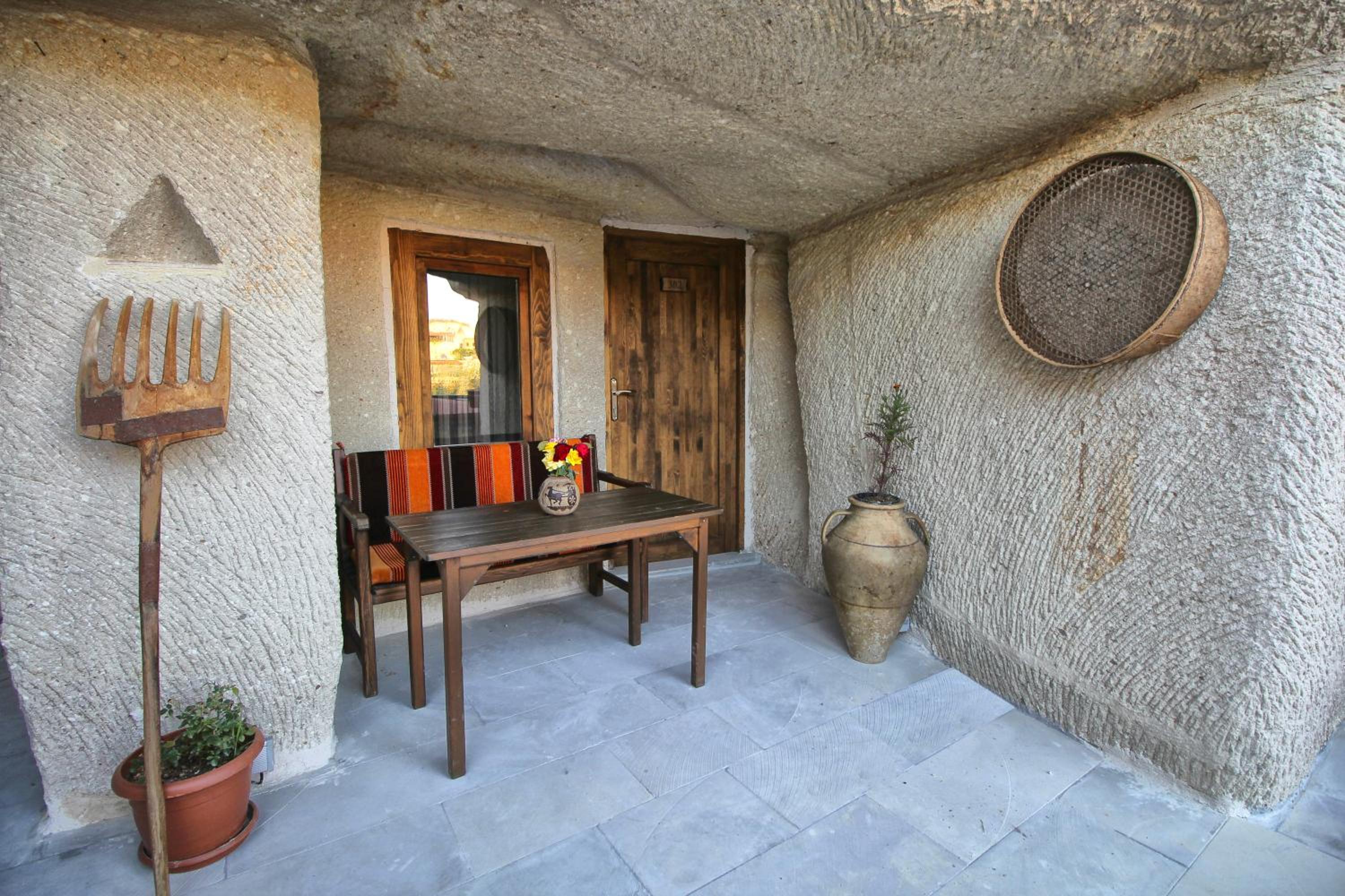 Deluxe Double Cave Room - Photo 10