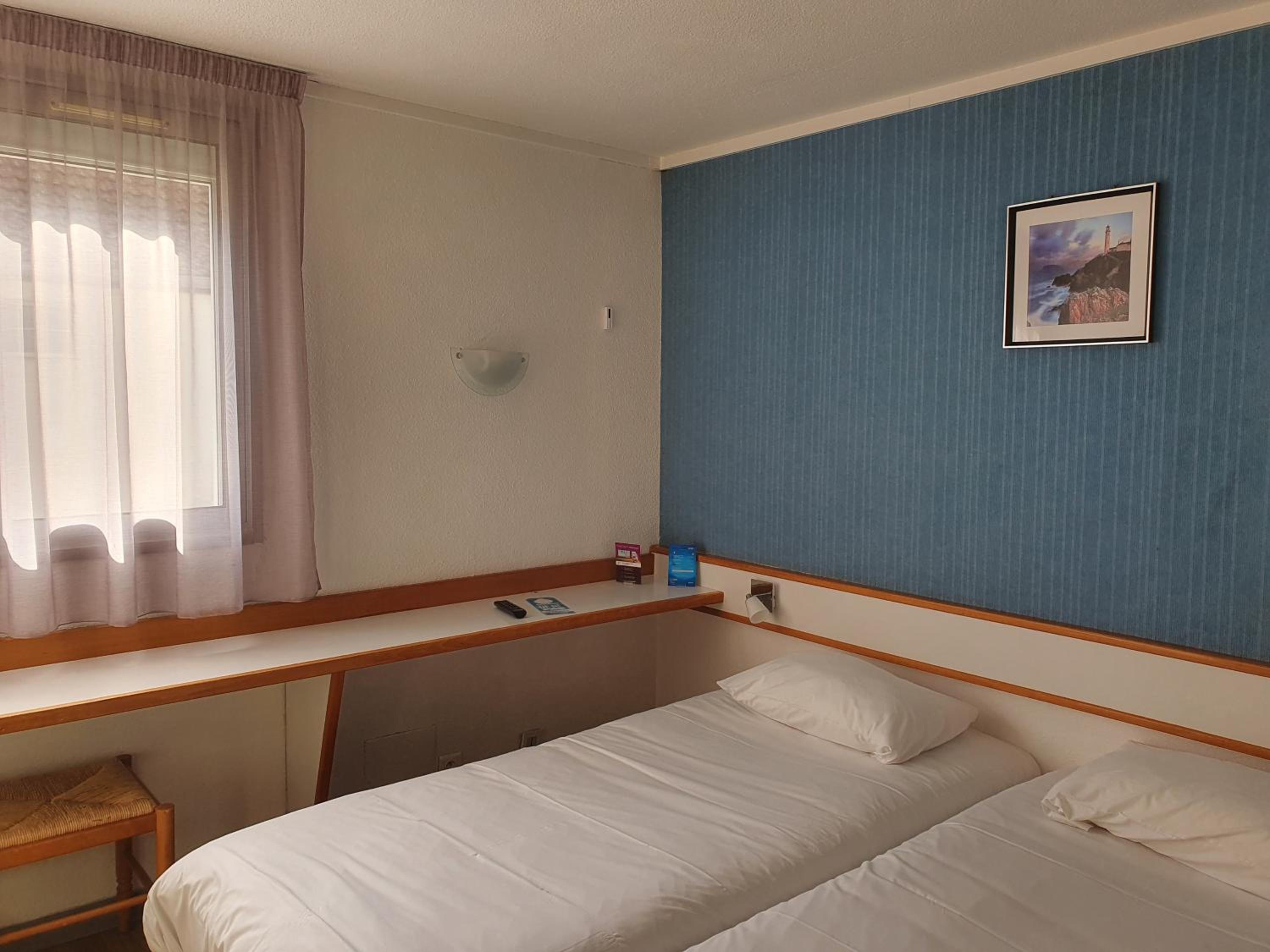 Twin Room - Photo 10