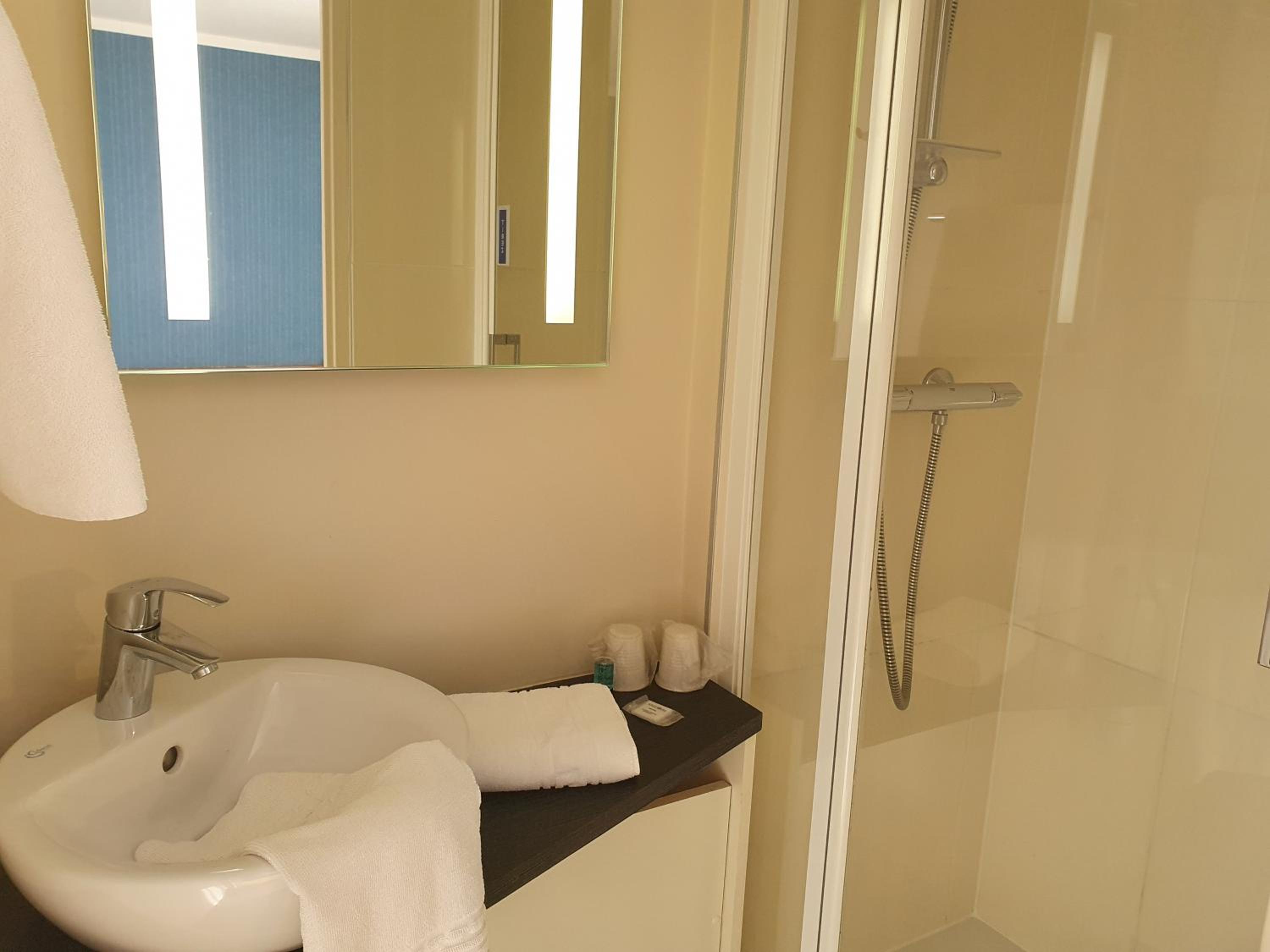 Twin Room - Photo 9