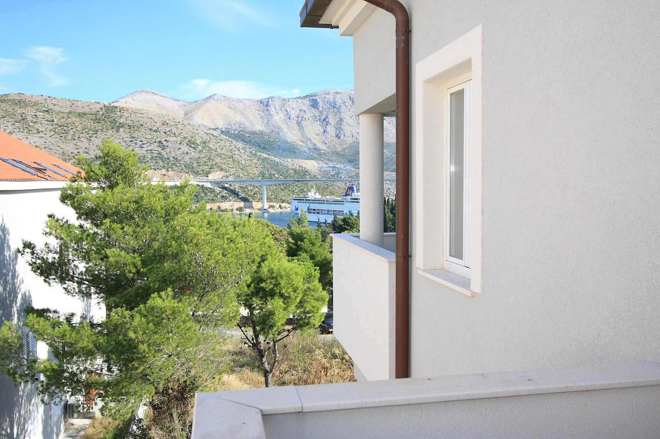 One-Bedroom Apartment with Balcony photo 3