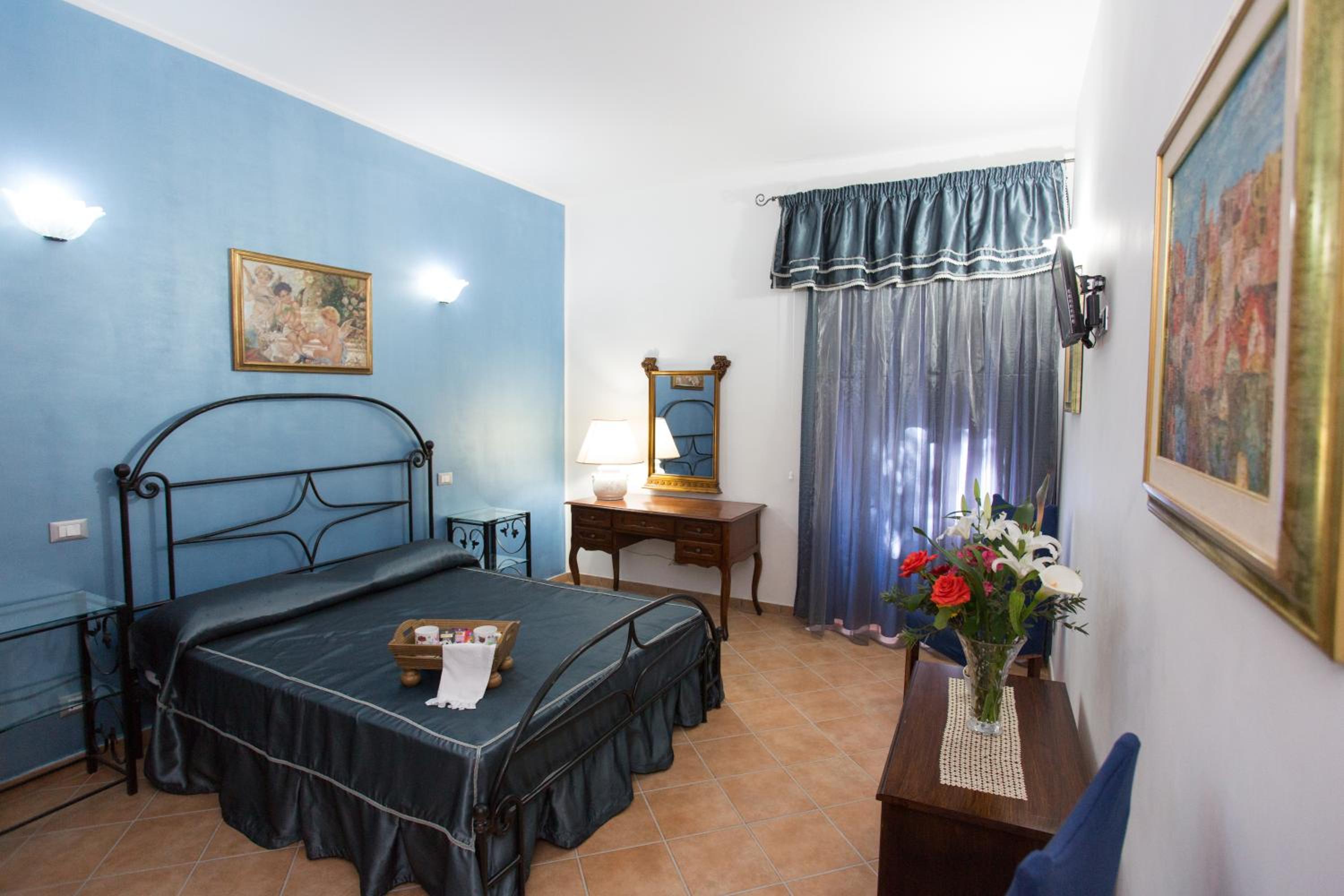 Large Double Room - Photo 3